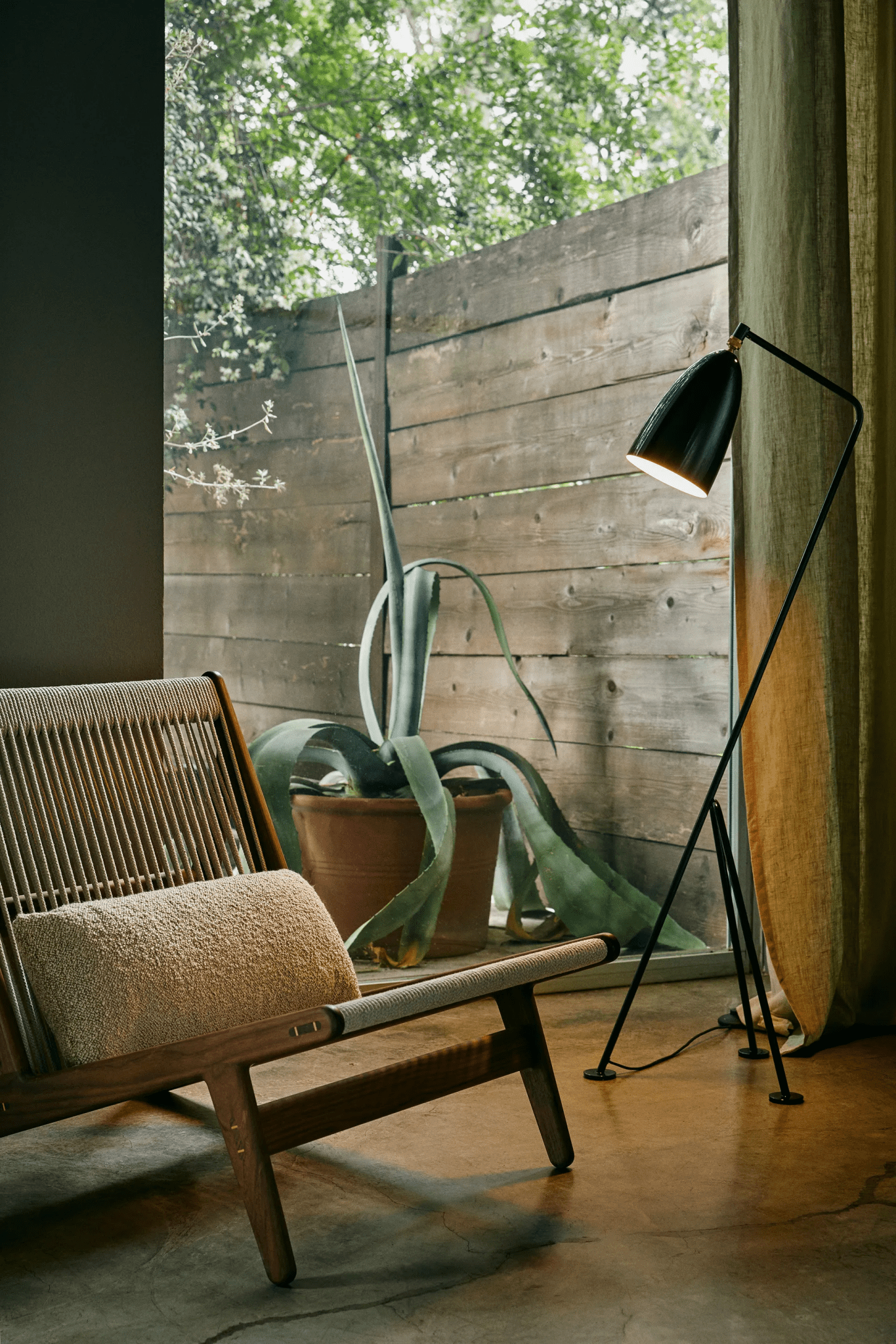 Vildes Minimalist Floor Lamp-Neutral Decor