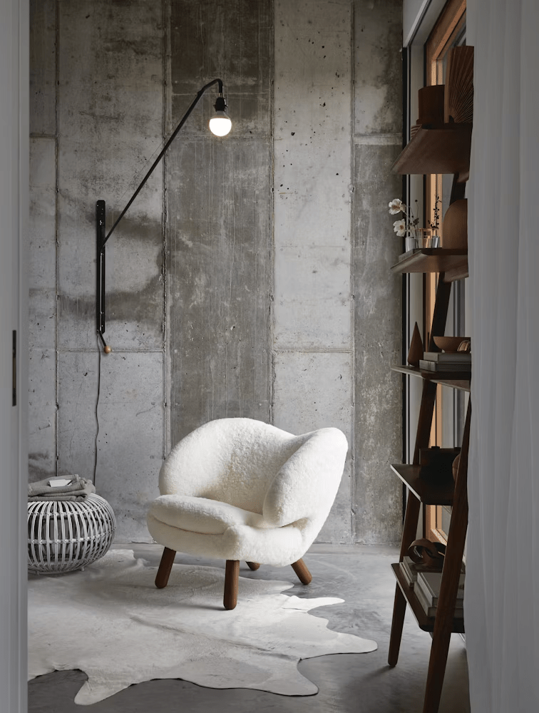 Black Long Arm Wall Lamp-Neutral Decor