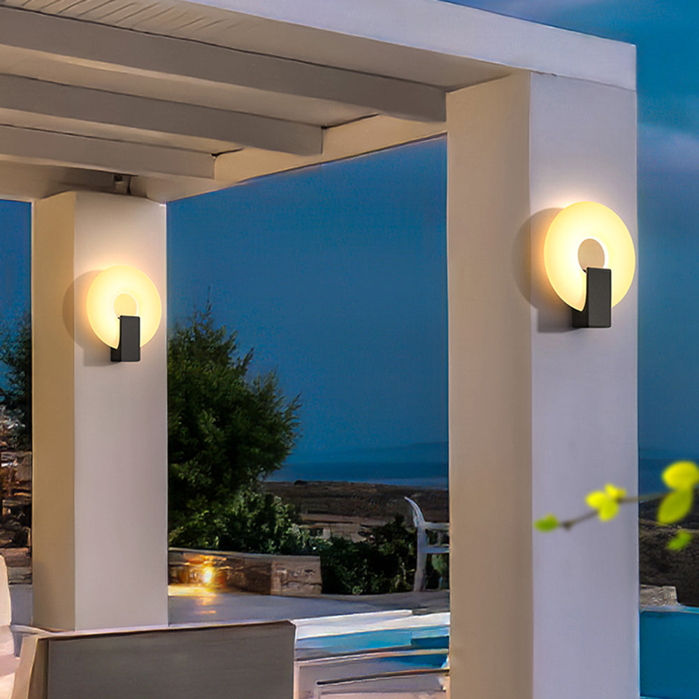 Ray Modern Metal/Acrylic Solar Waterproof Outdoor Wall Lamp, Black/White - Neutral Decor