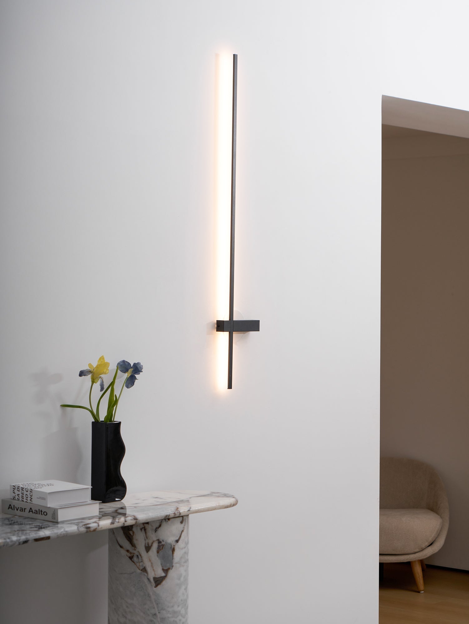 Mesv Linear Rechargeable Black Wall Lamp-Neutral Decor