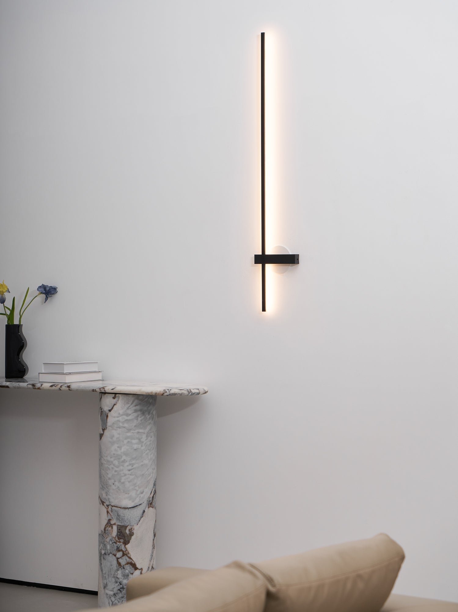Mesv Linear Rechargeable Black Wall Lamp-Neutral Decor