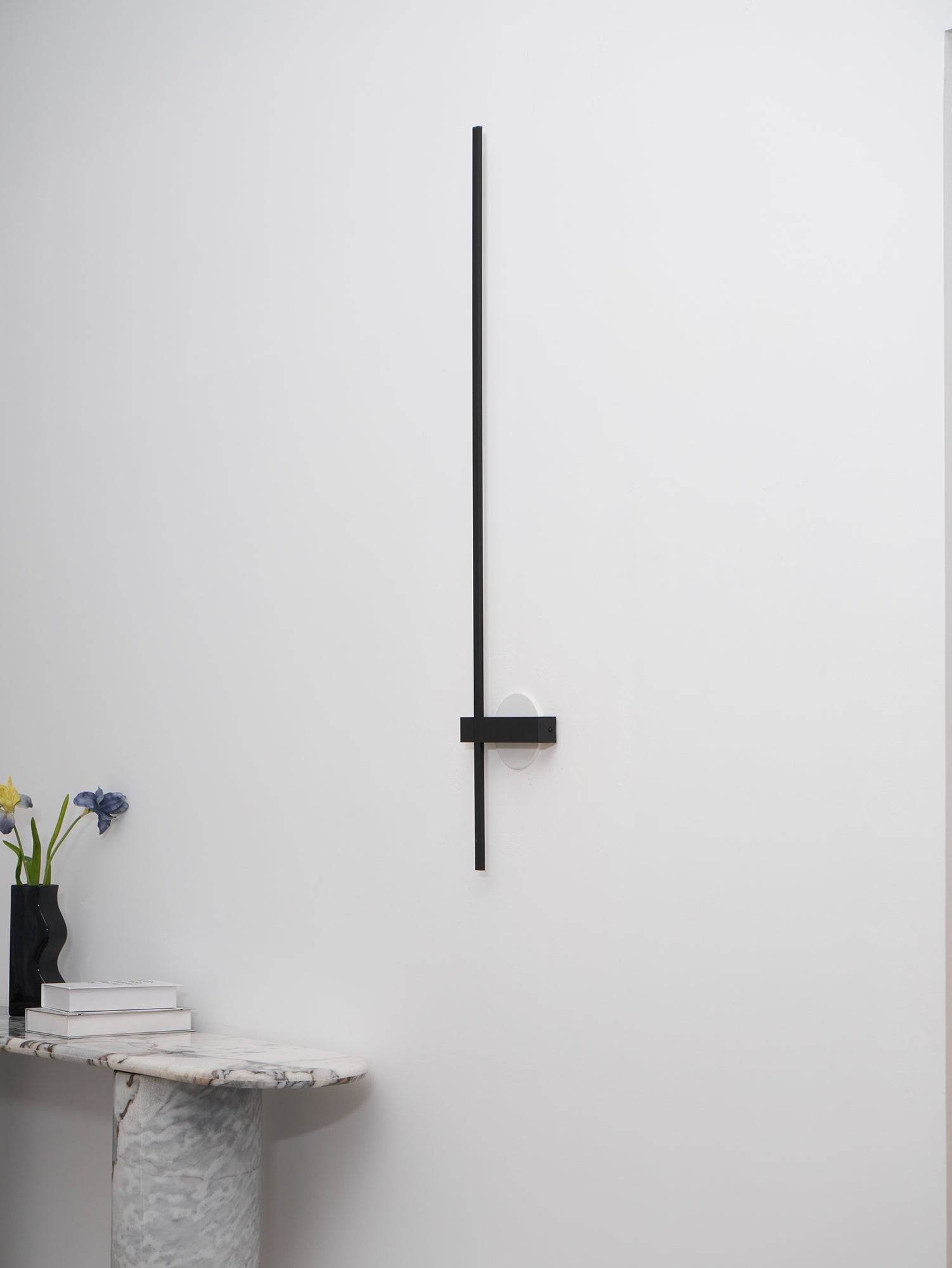 Mesv Linear Rechargeable Black Wall Lamp-Neutral Decor