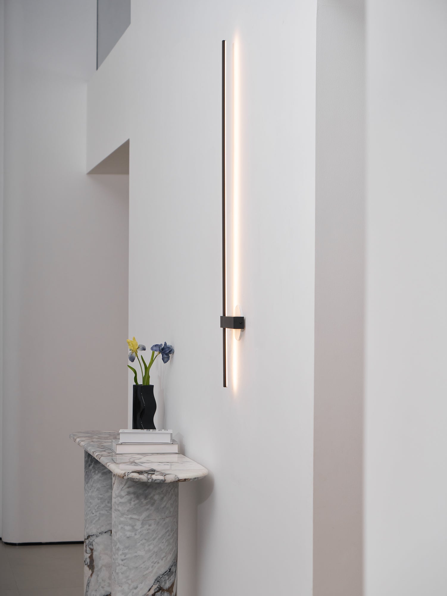 Mesv Linear Rechargeable Black Wall Lamp-Neutral Decor