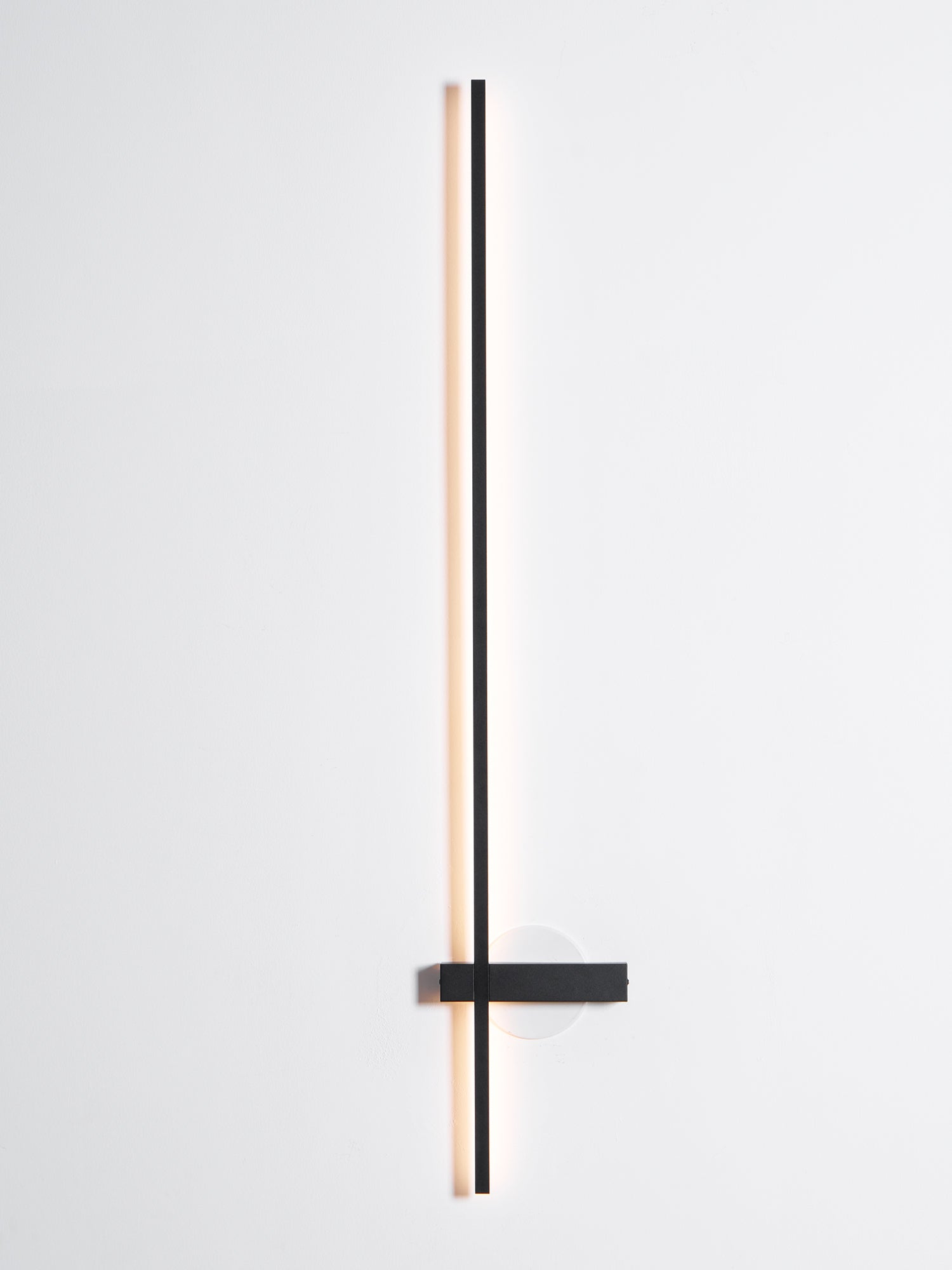 Mesv Linear Rechargeable Black Wall Lamp-Neutral Decor