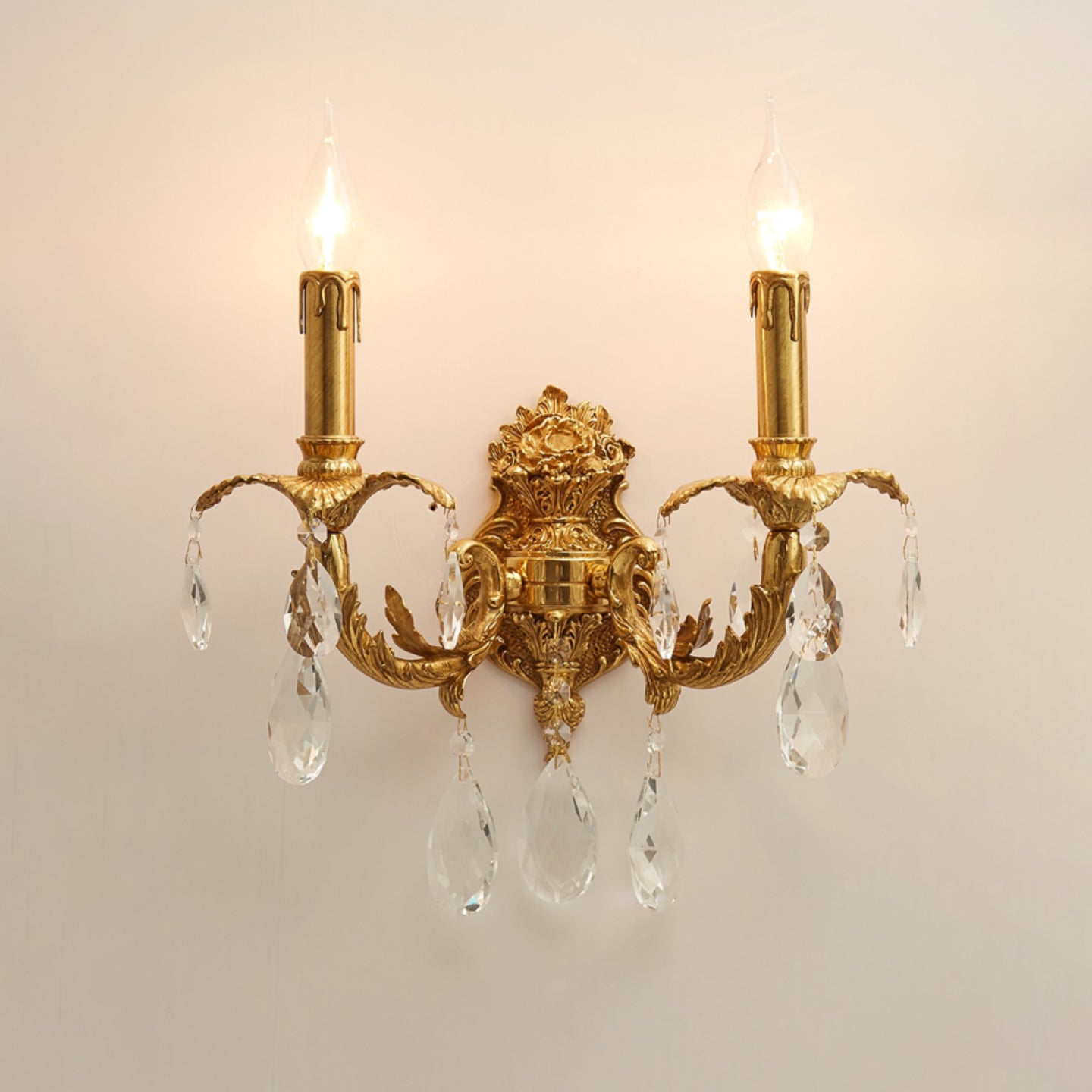 Two single-head Adriana lamps flanking a decorative mirror.