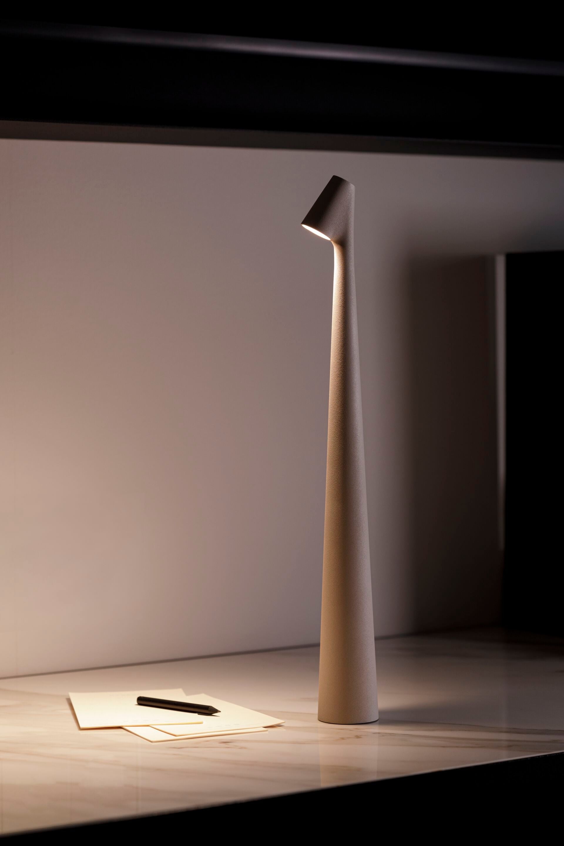 Wilen Acrylic Minimalist Table Lamp-Neutral Decor