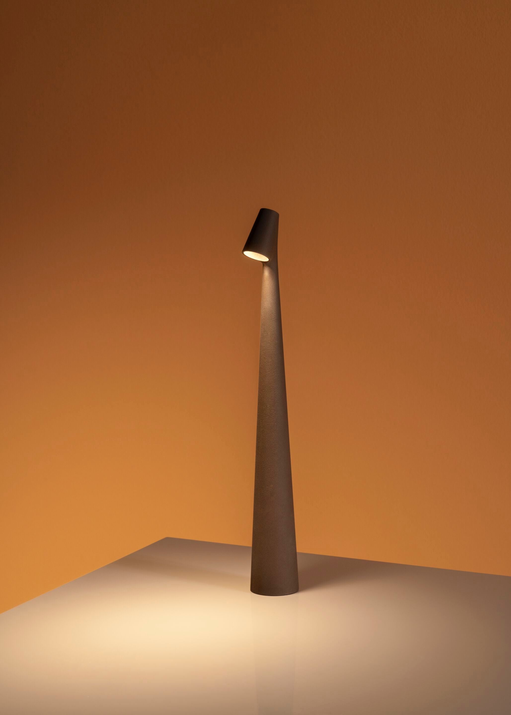 Wilen Acrylic Minimalist Table Lamp-Neutral Decor