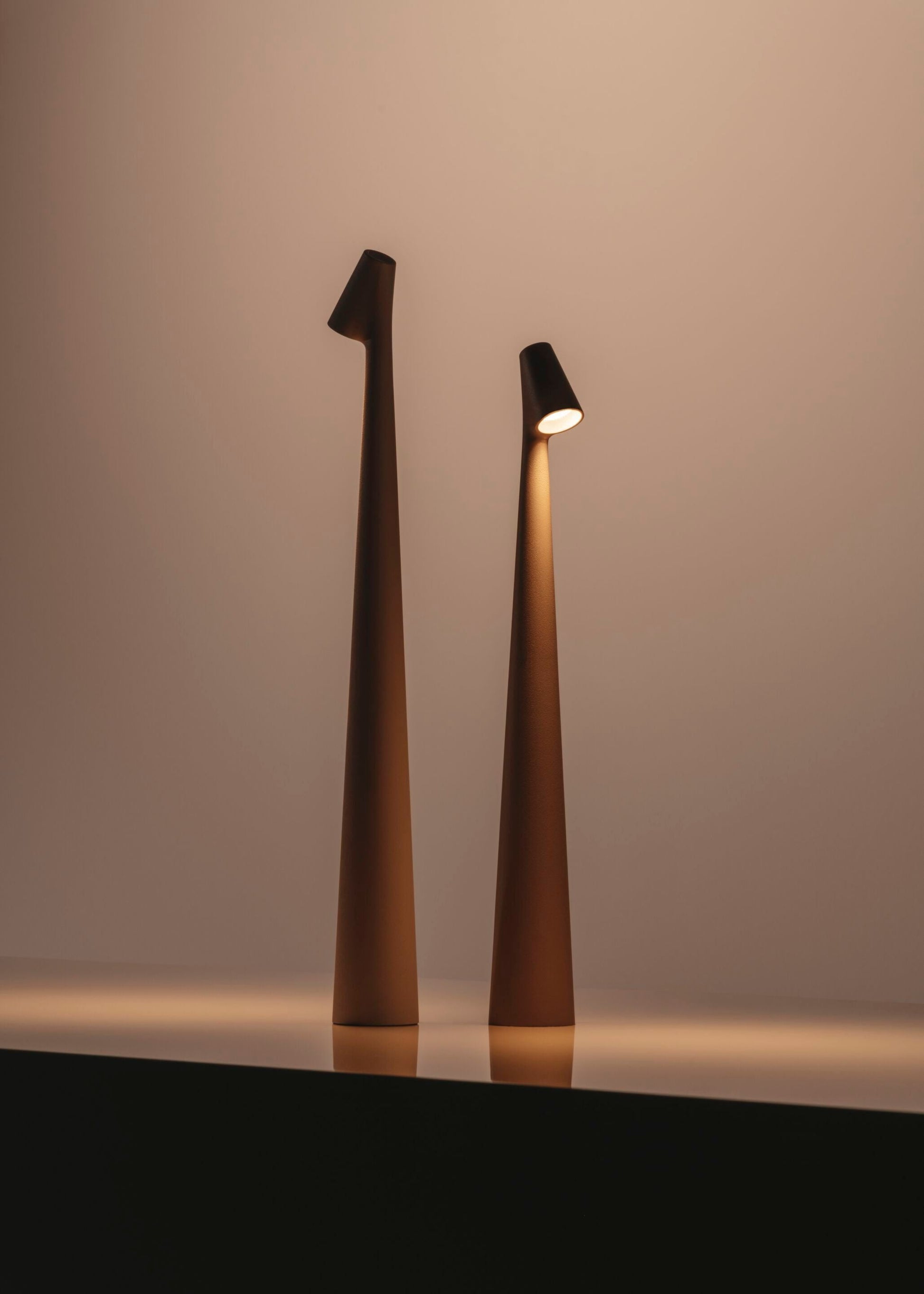 Wilen Acrylic Minimalist Table Lamp-Neutral Decor