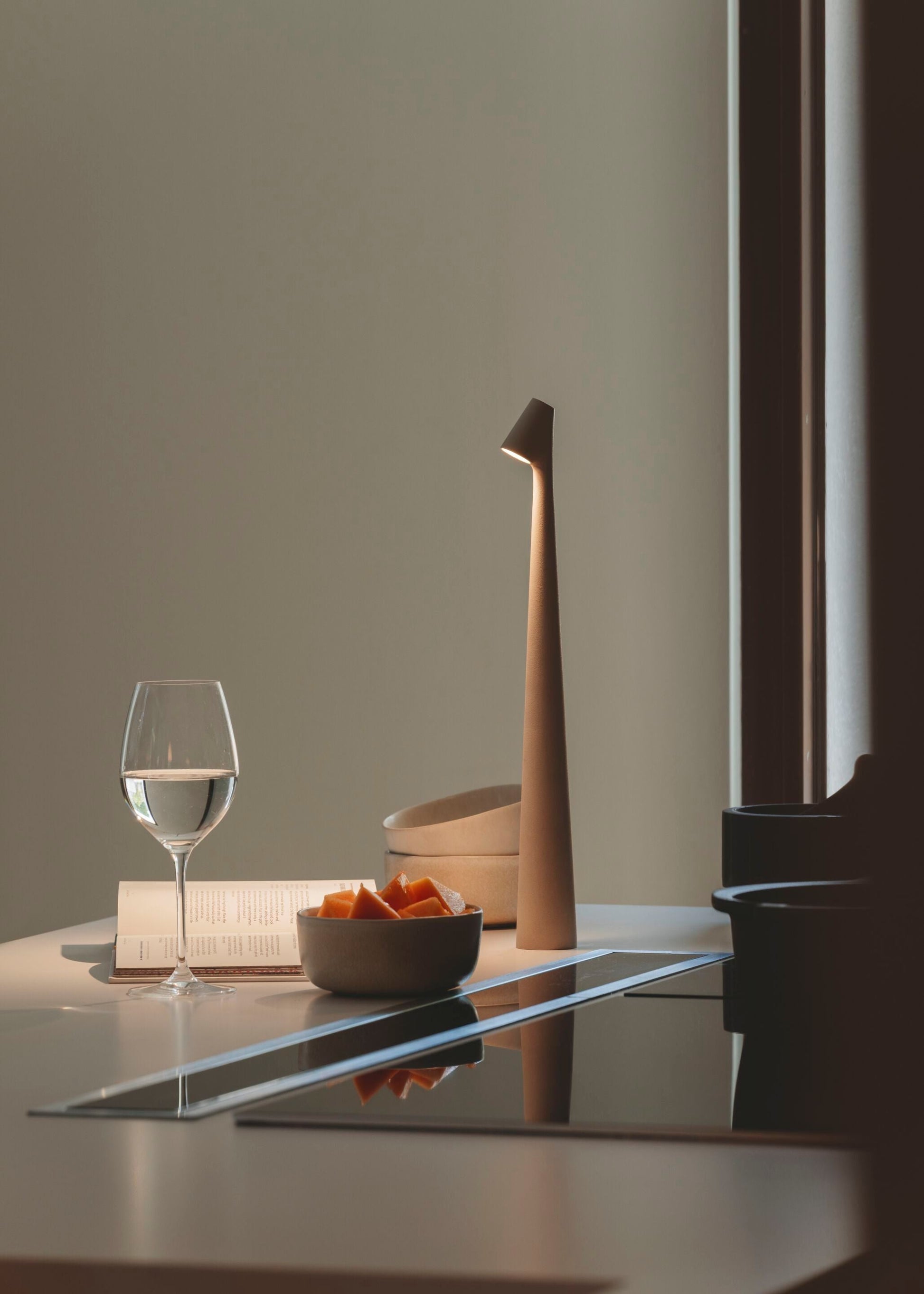 Wilen Acrylic Minimalist Table Lamp-Neutral Decor