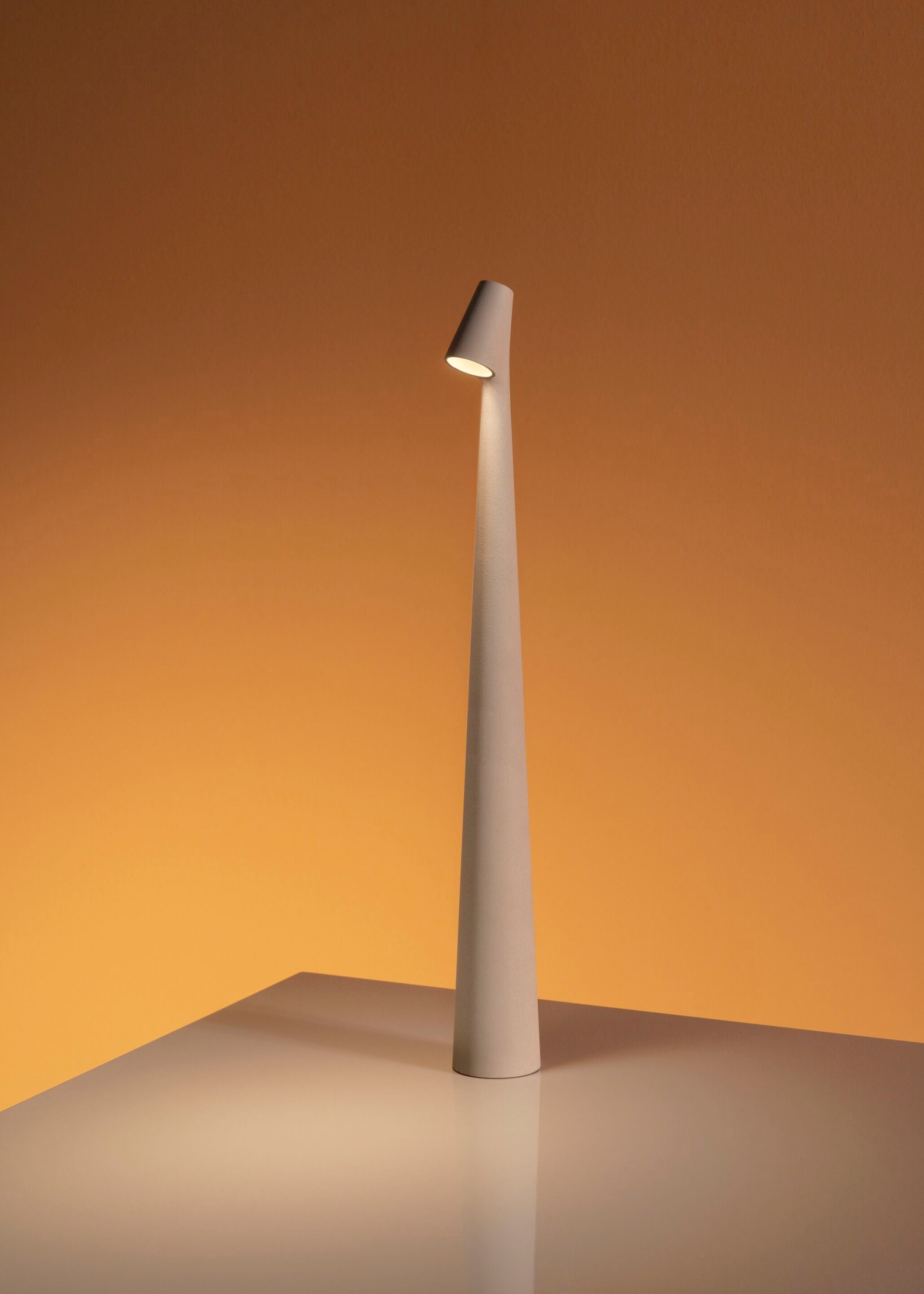 Wilen Acrylic Minimalist Table Lamp-Neutral Decor