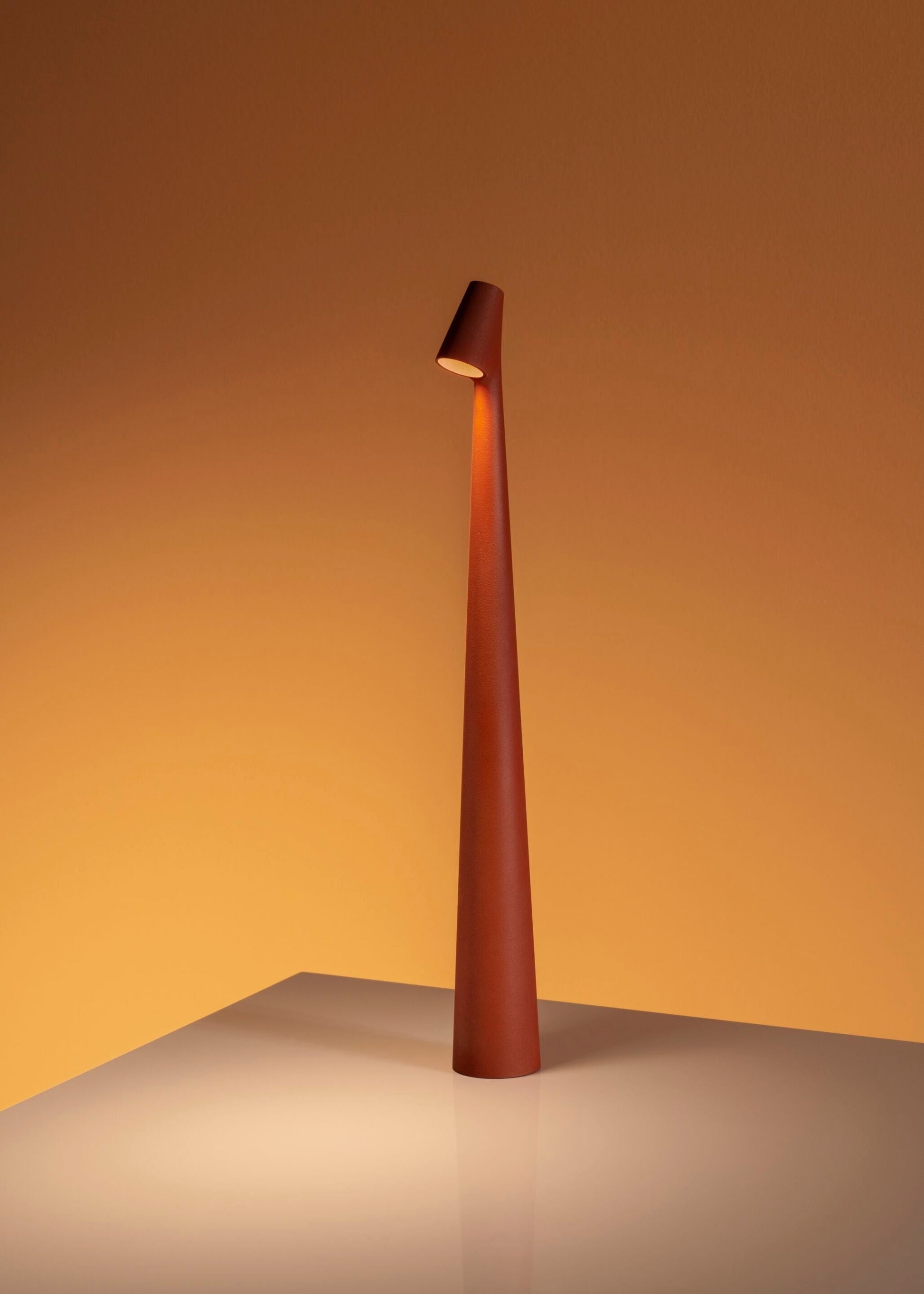 Wilen Acrylic Minimalist Table Lamp-Neutral Decor