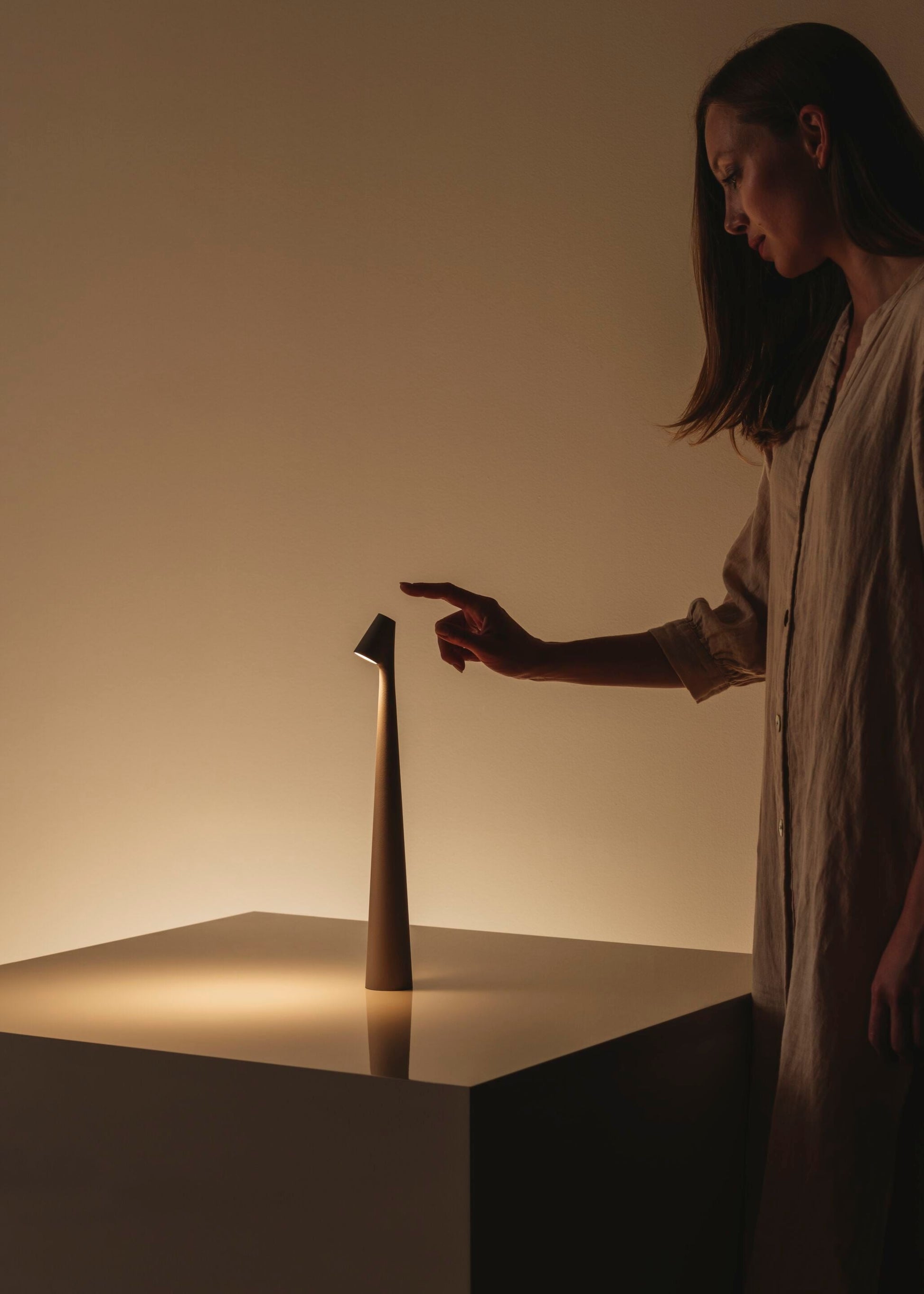 Wilen Acrylic Minimalist Table Lamp-Neutral Decor