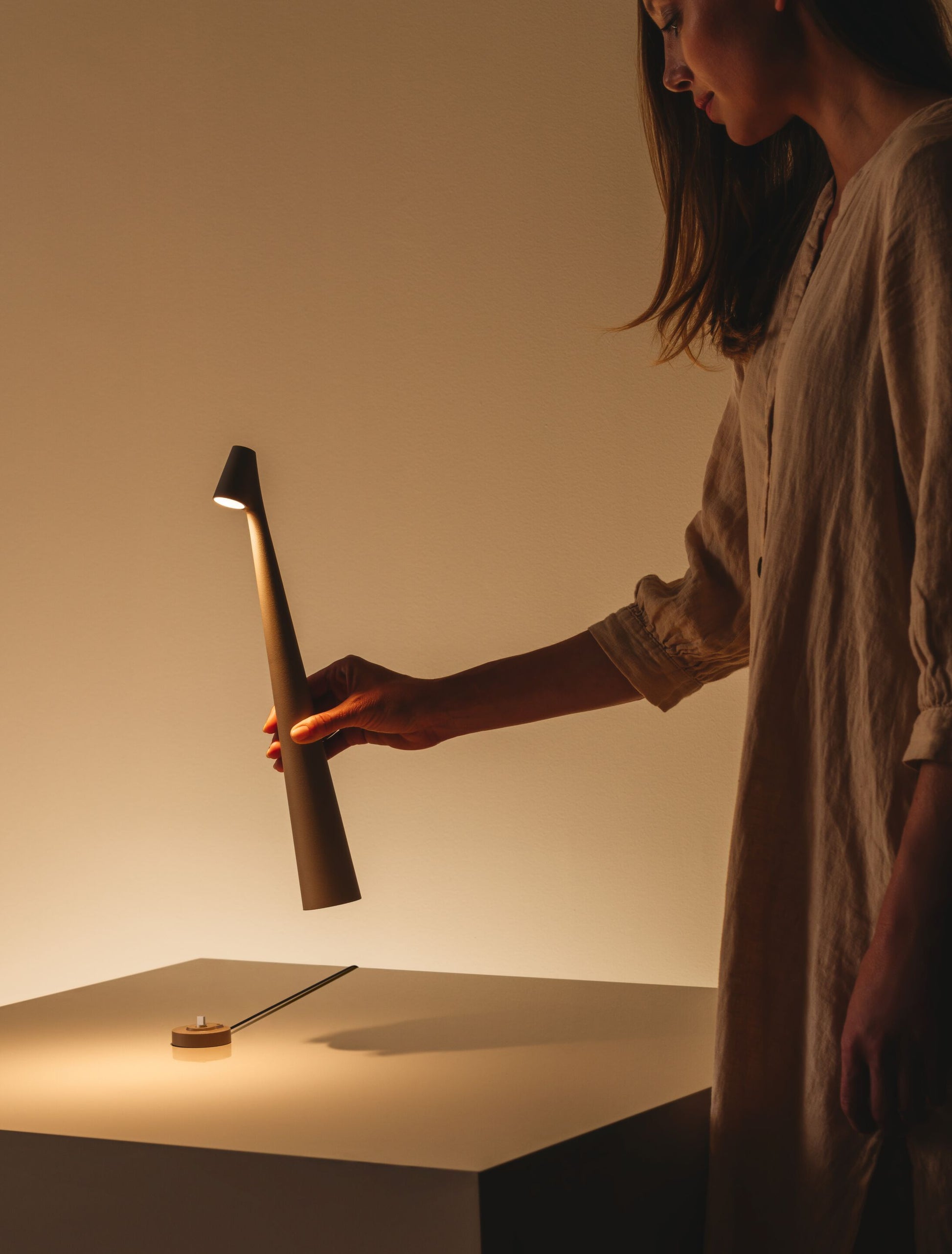 Wilen Acrylic Minimalist Table Lamp-Neutral Decor