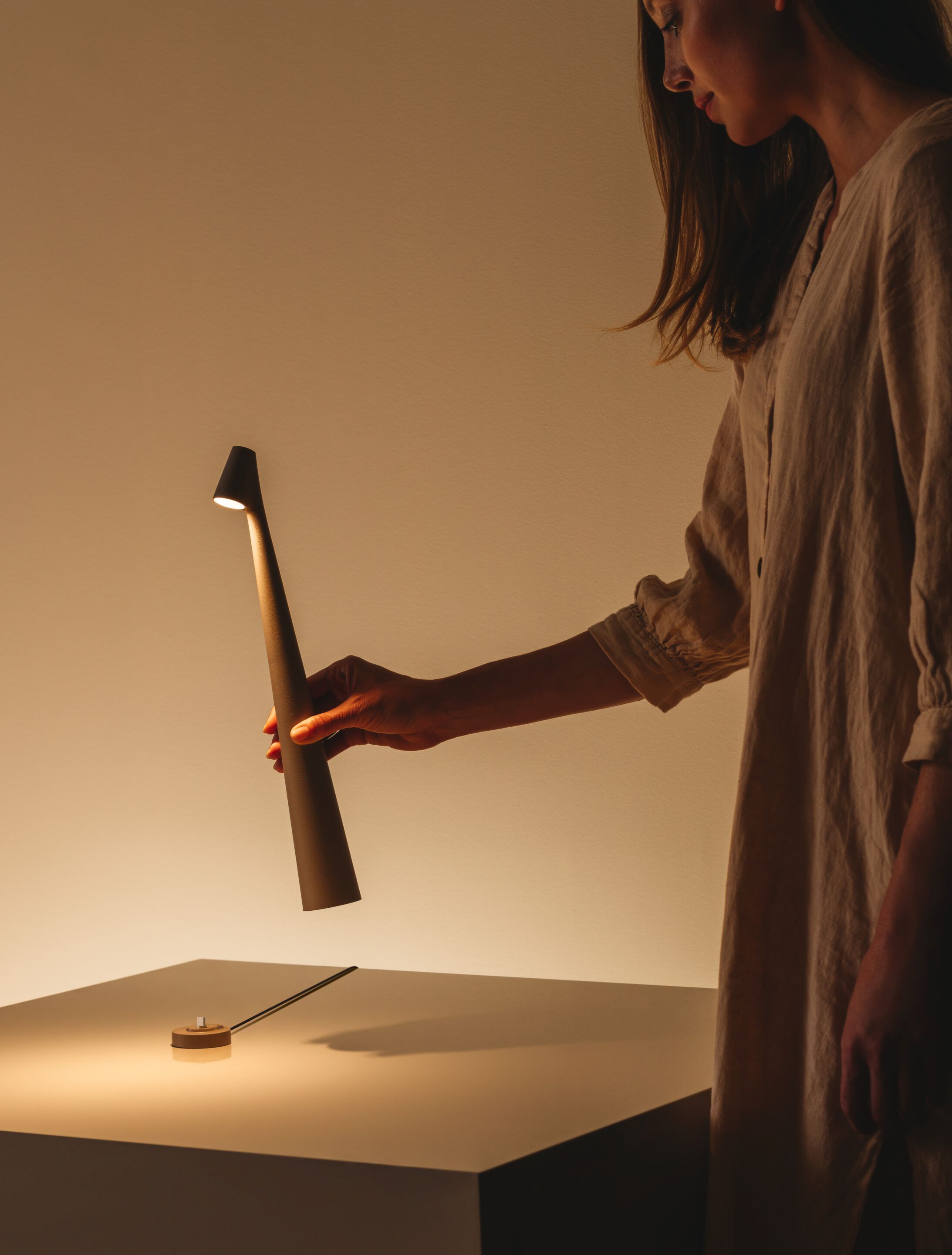 Wilen Acrylic Minimalist Table Lamp-Neutral Decor