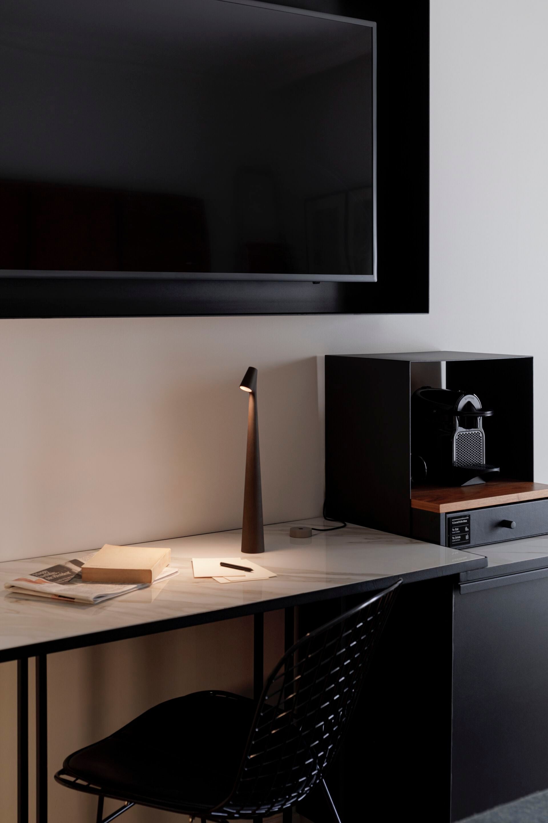 Wilen Acrylic Minimalist Table Lamp-Neutral Decor
