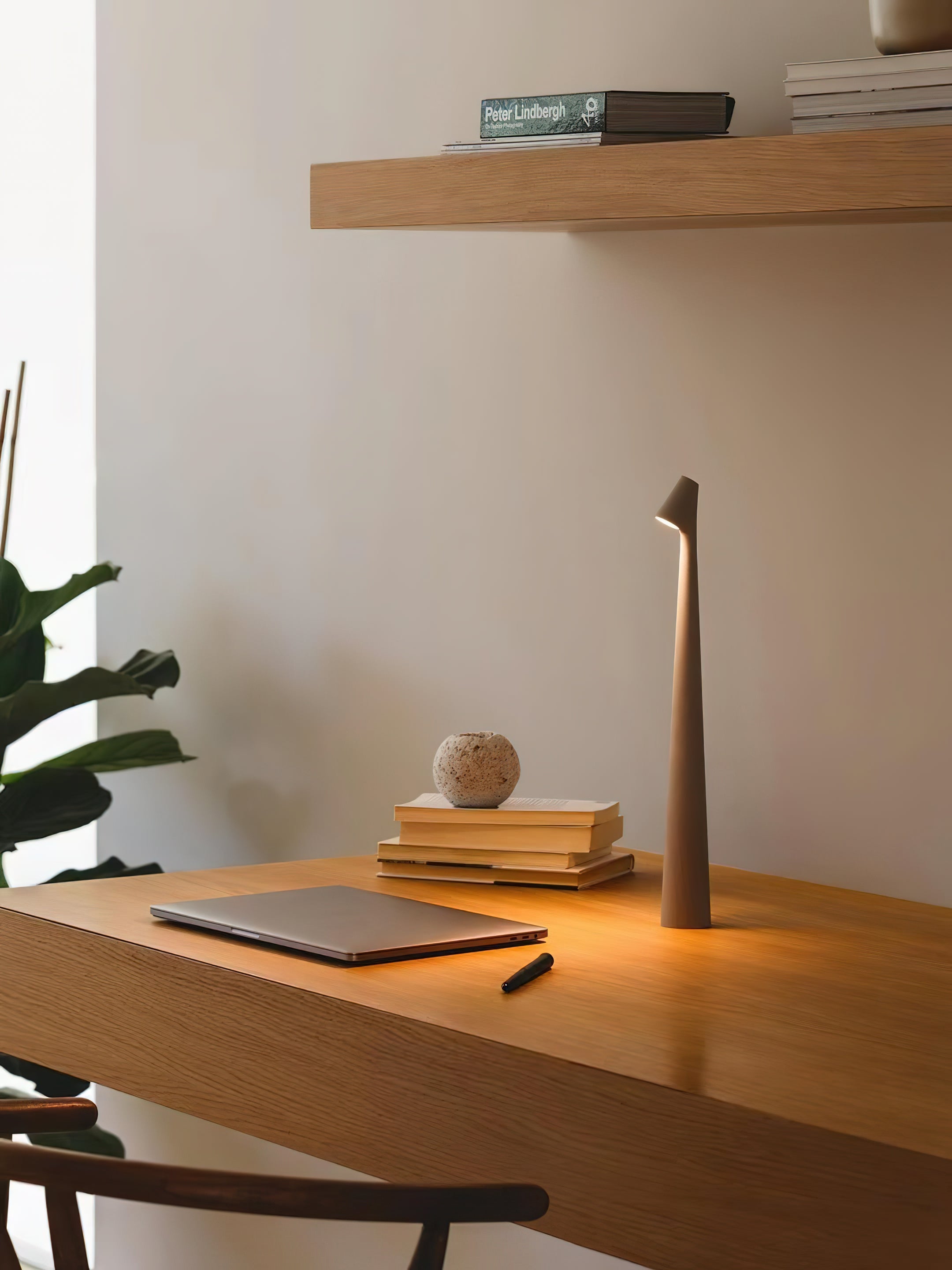 Wilen Acrylic Minimalist Table Lamp-Neutral Decor