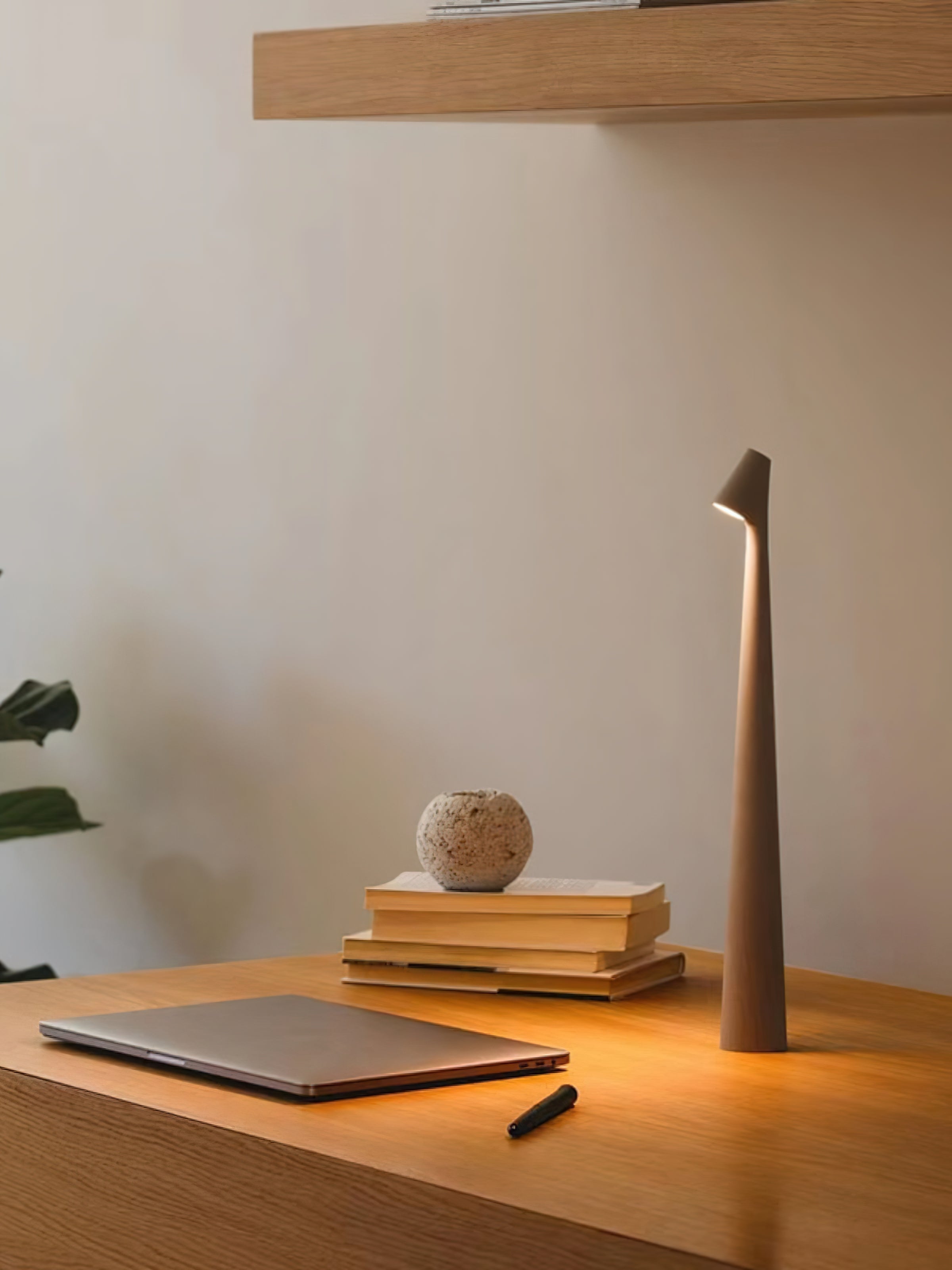 Wilen Acrylic Minimalist Table Lamp-Neutral Decor