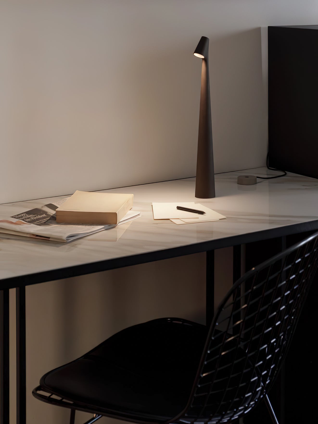 Wilen Acrylic Minimalist Table Lamp-Neutral Decor