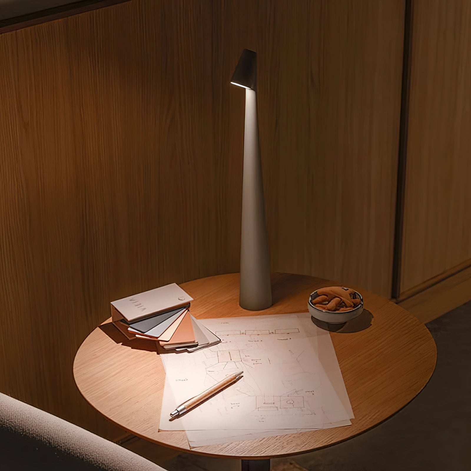 Wilen Acrylic Minimalist Table Lamp-Neutral Decor