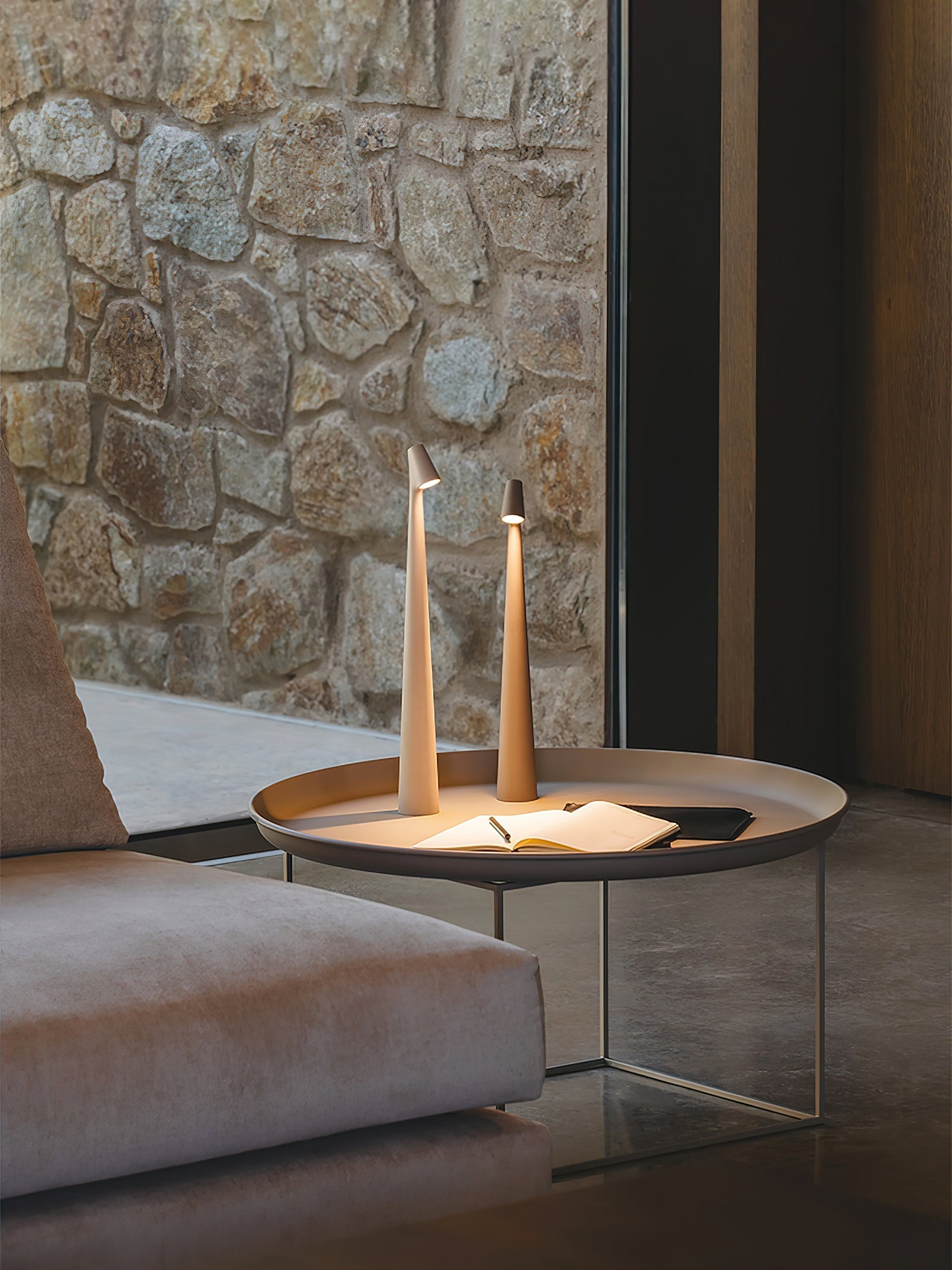 Wilen Acrylic Minimalist Table Lamp-Neutral Decor