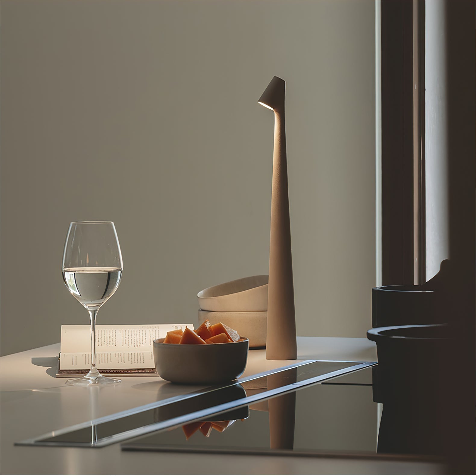 Wilen Acrylic Minimalist Table Lamp-Neutral Decor