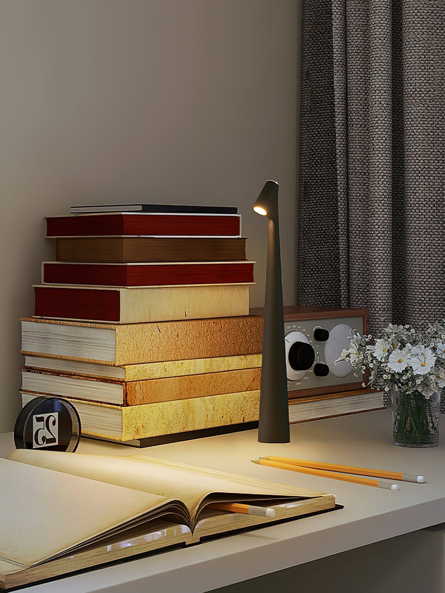 Wilen Acrylic Minimalist Table Lamp-Neutral Decor