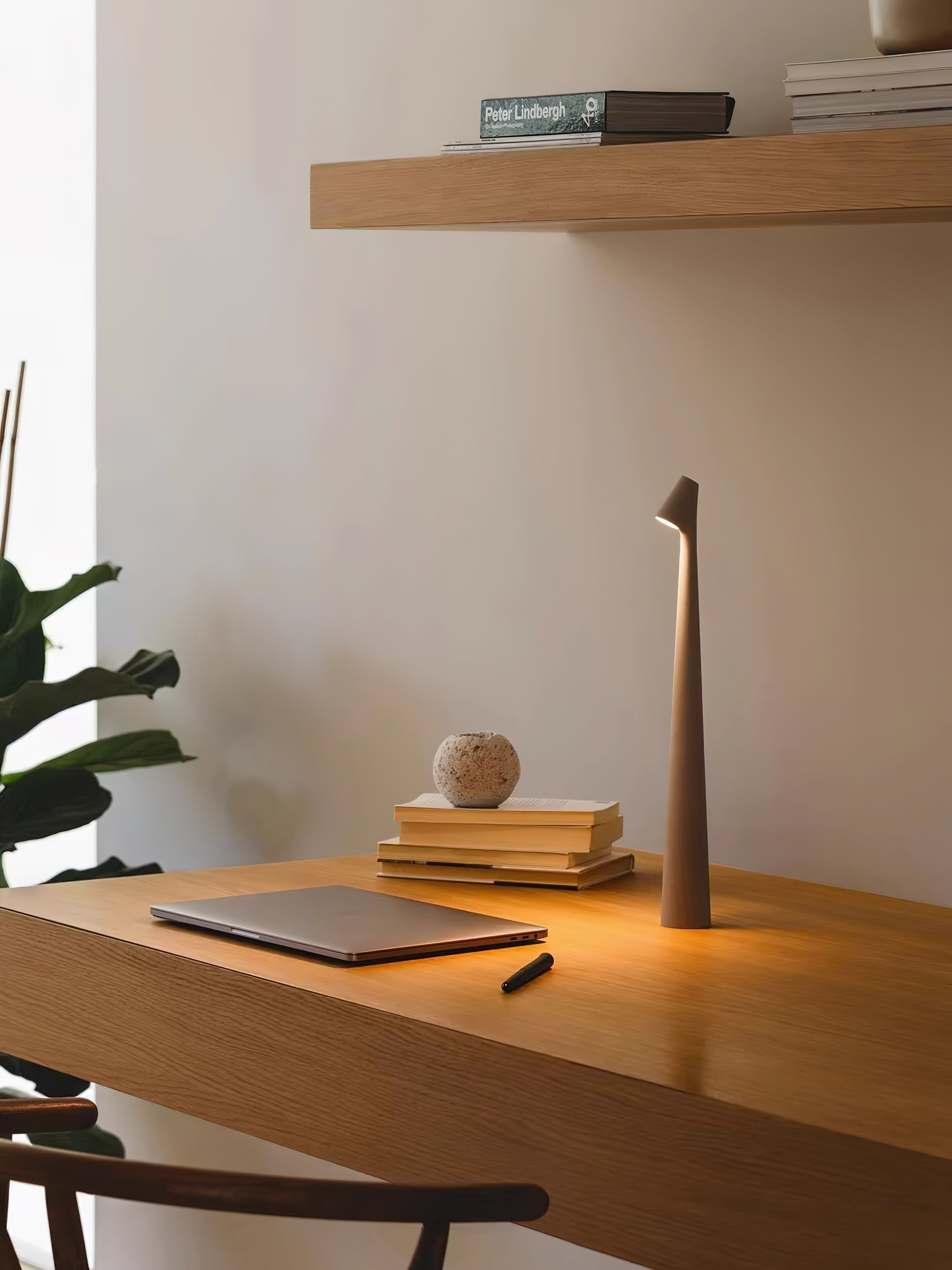 Wilen Acrylic Minimalist Table Lamp-Neutral Decor