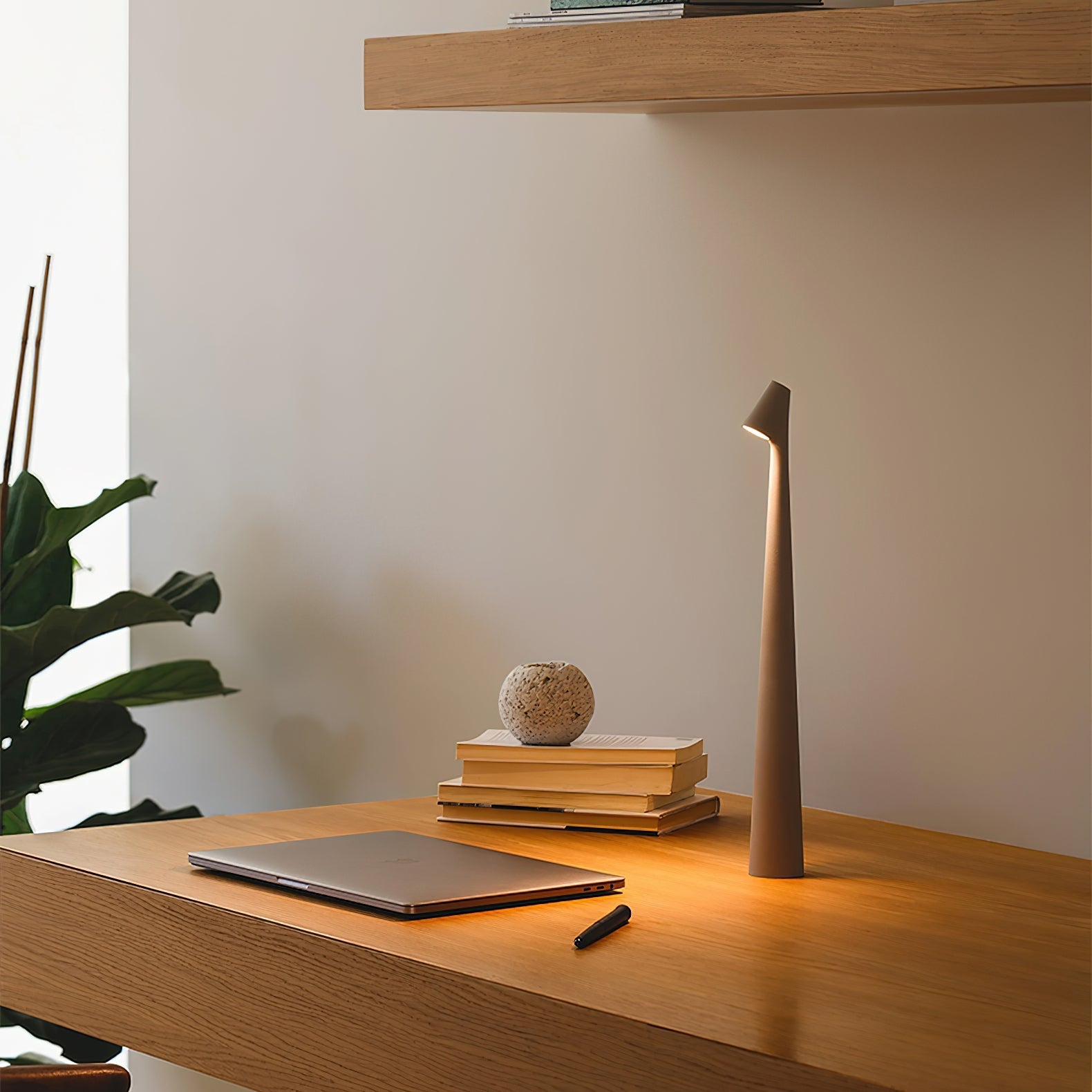 Wilen Acrylic Minimalist Table Lamp-Neutral Decor