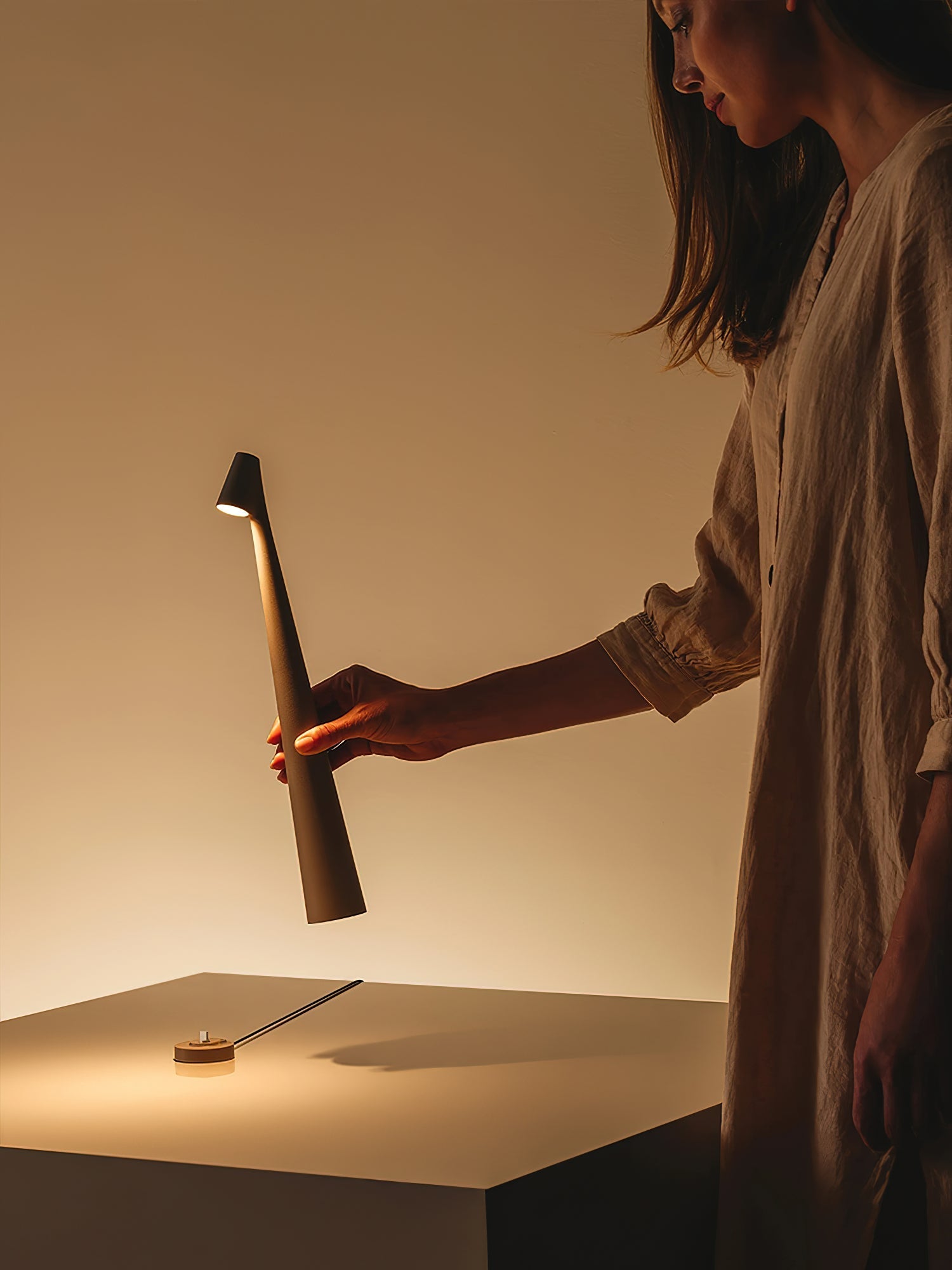 Wilen Acrylic Minimalist Table Lamp-Neutral Decor