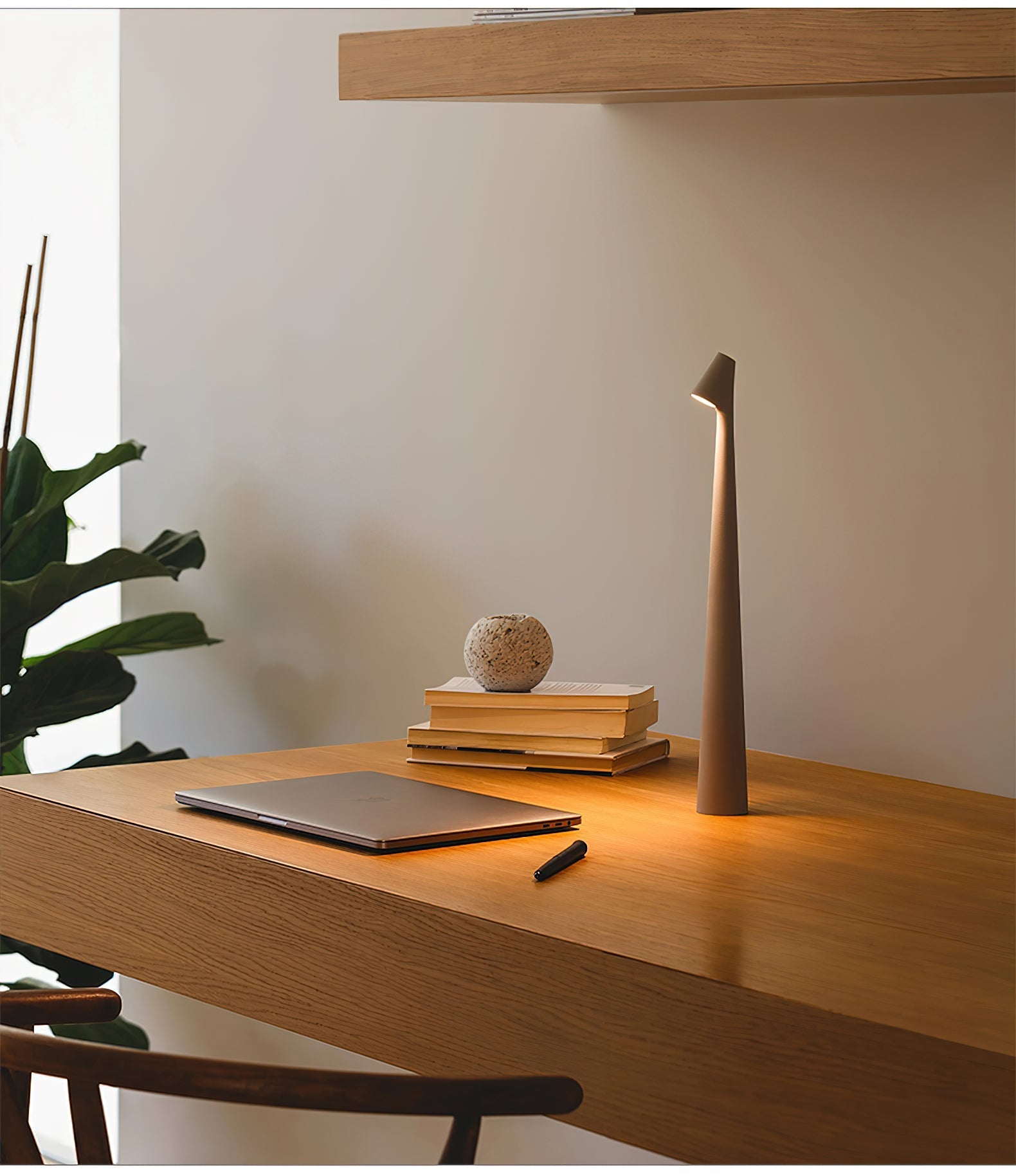 Wilen Acrylic Minimalist Table Lamp-Neutral Decor