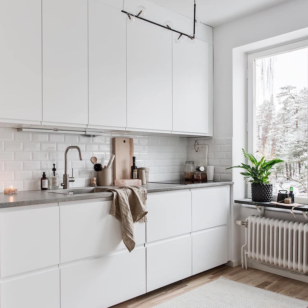 Moss Chandelier Glass with Black Steel Linear-Neutral Decor