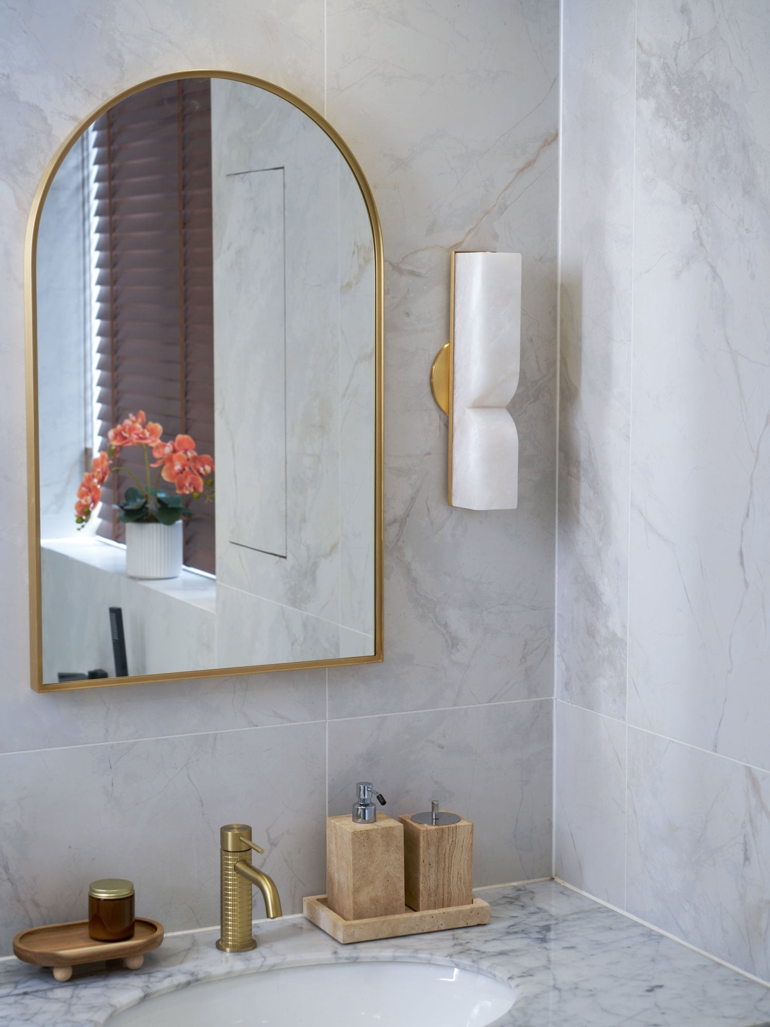 Lena Minimalist Alabaster Wall Light-Neutral Decor