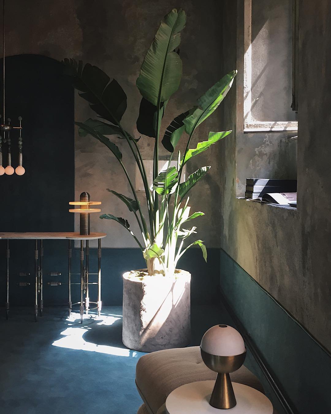 Nerio Modern Alabaster Table Lamp-Neutral Decor