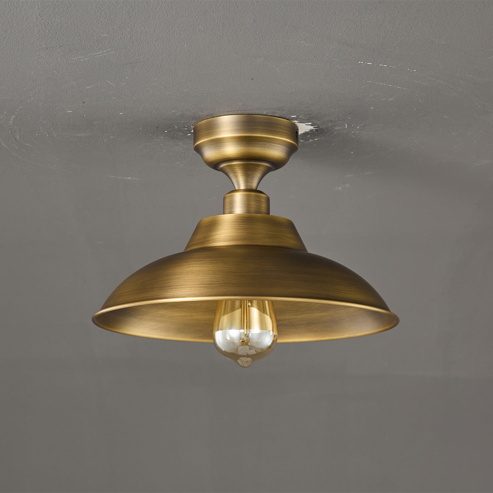 Close-up on the mounting plate of the Aldorno lamp.