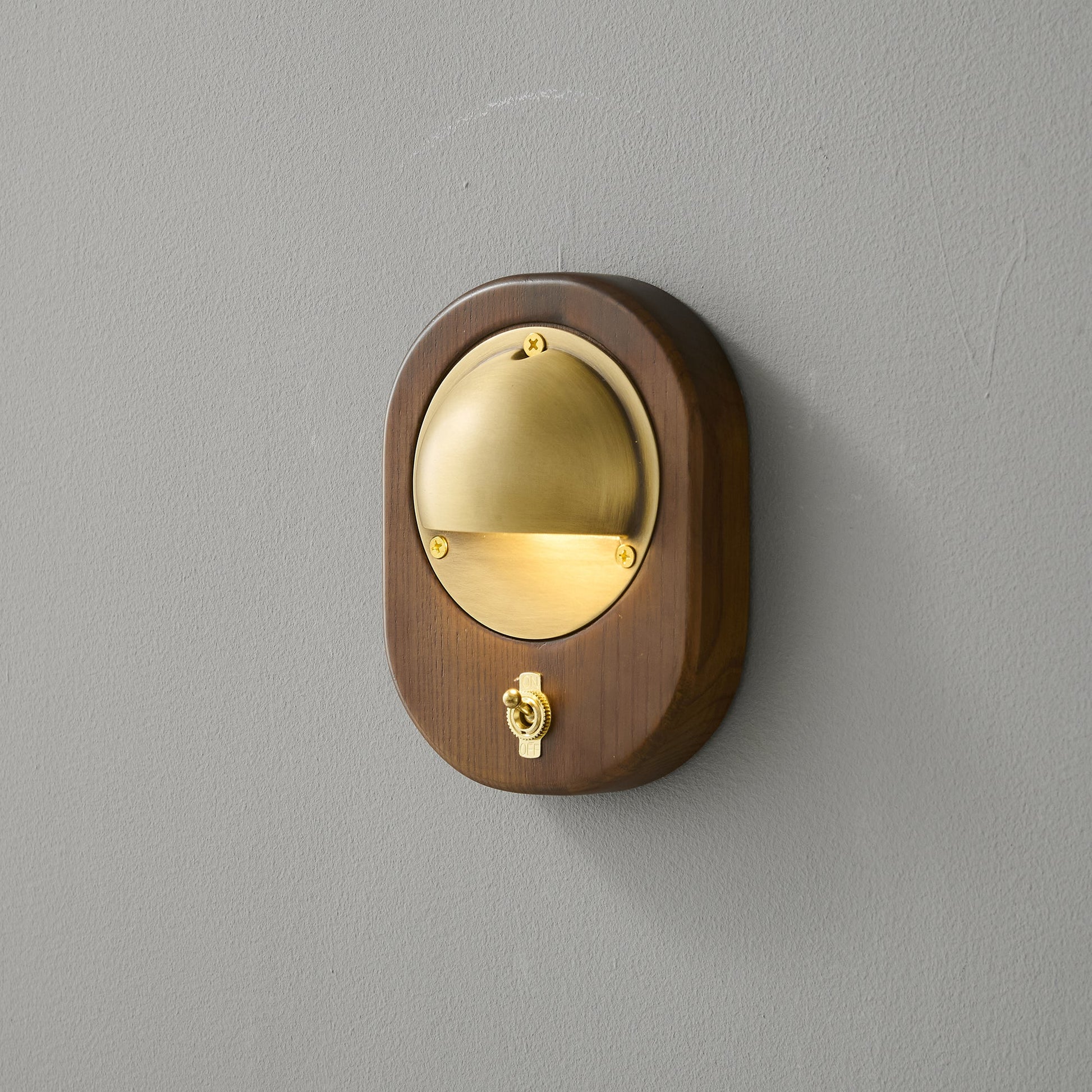 Side profile of the Alfi Wall Lamp showcasing its dimensions.