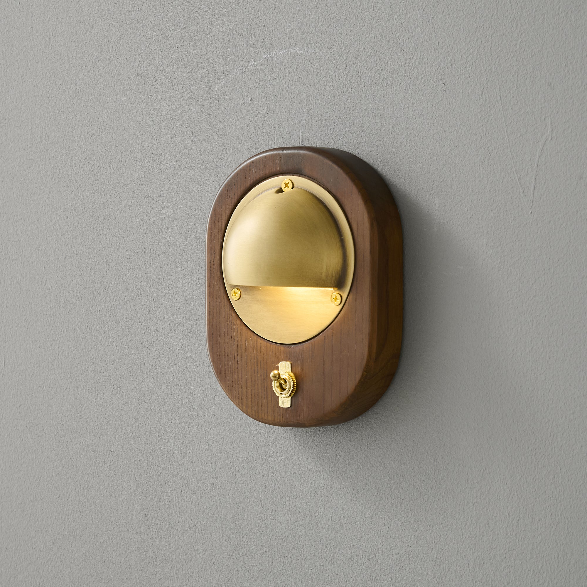 Side profile of the Alfi Wall Lamp showcasing its dimensions.