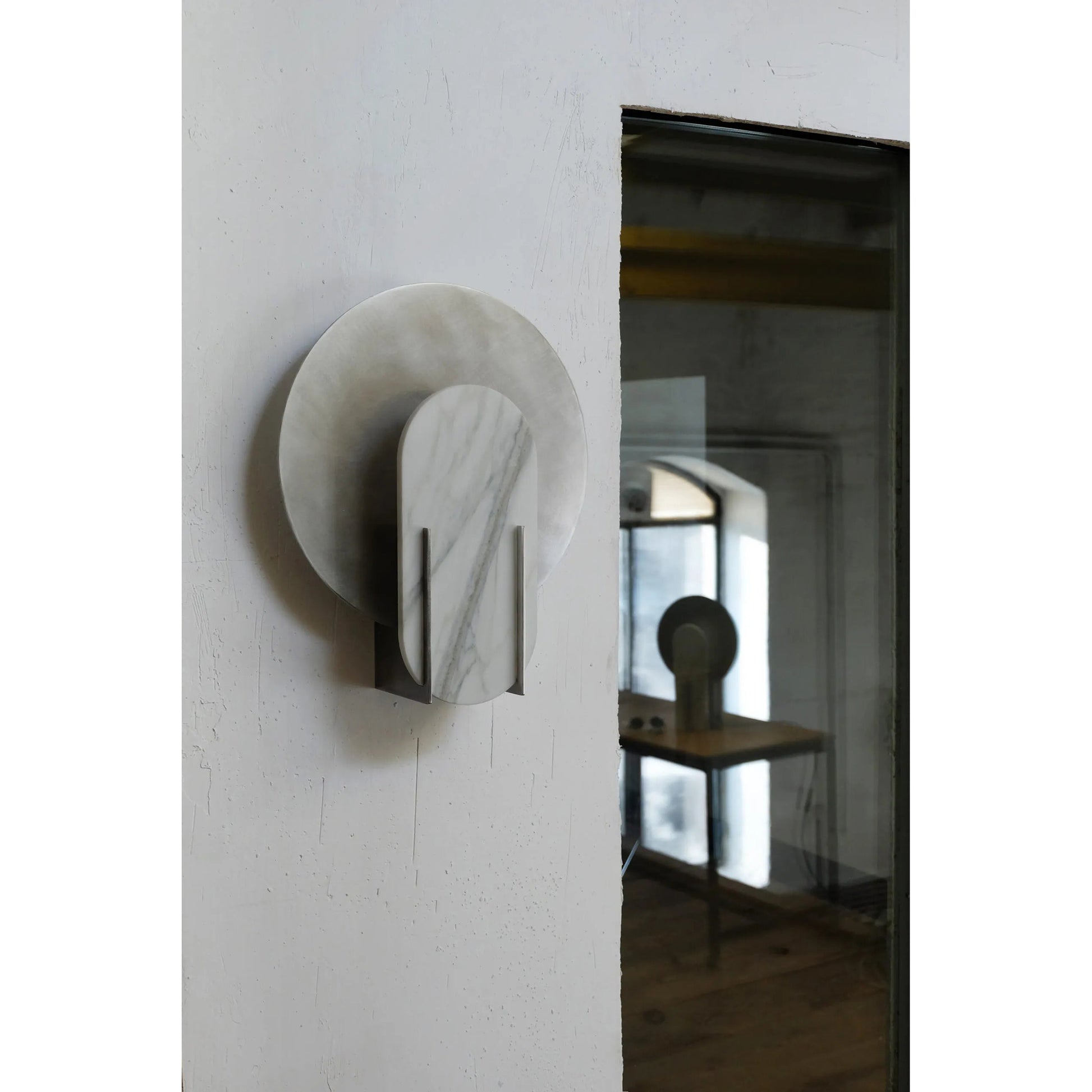 Comparison of the black and white versions of the Alice Wall Lamp.