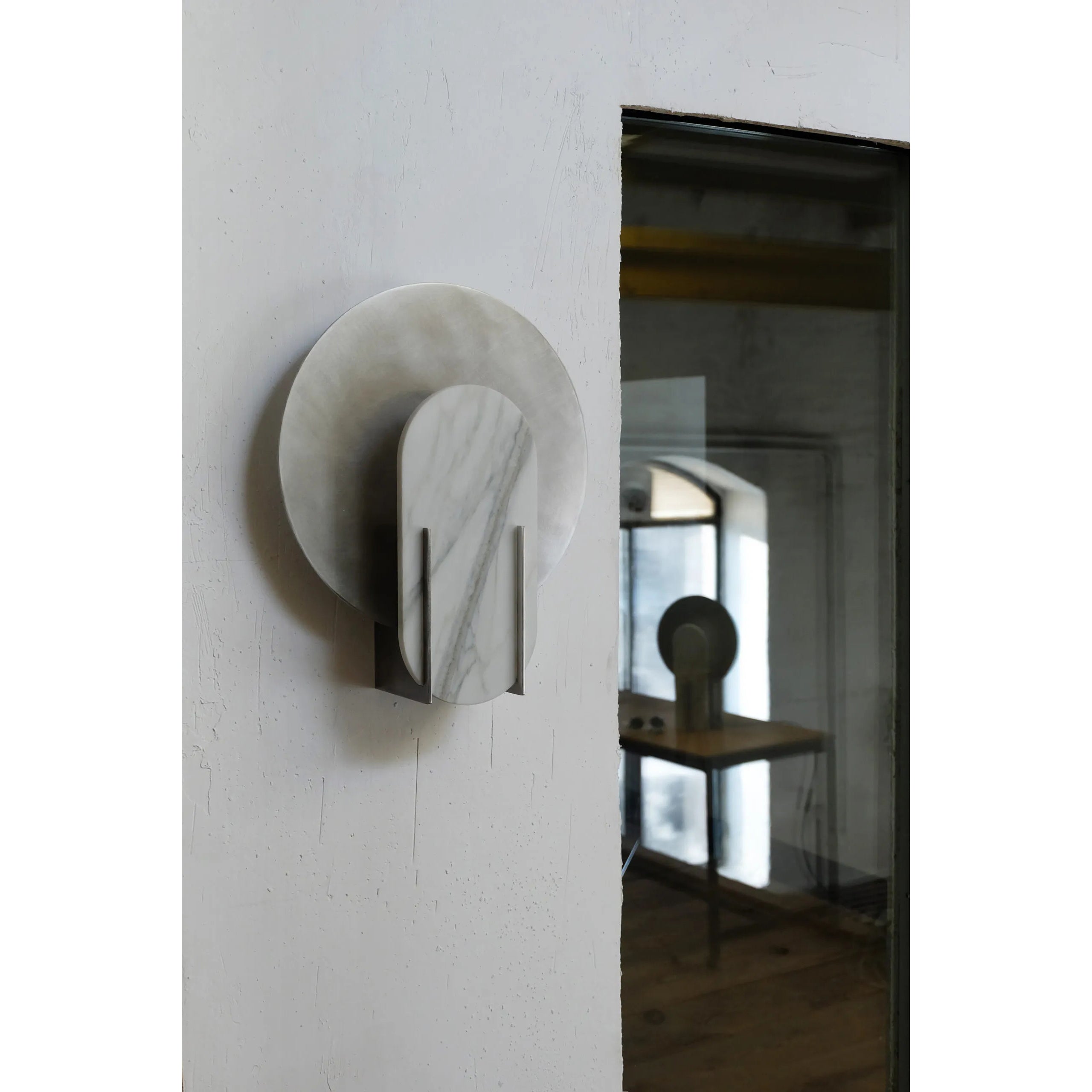 Comparison of the black and white versions of the Alice Wall Lamp.