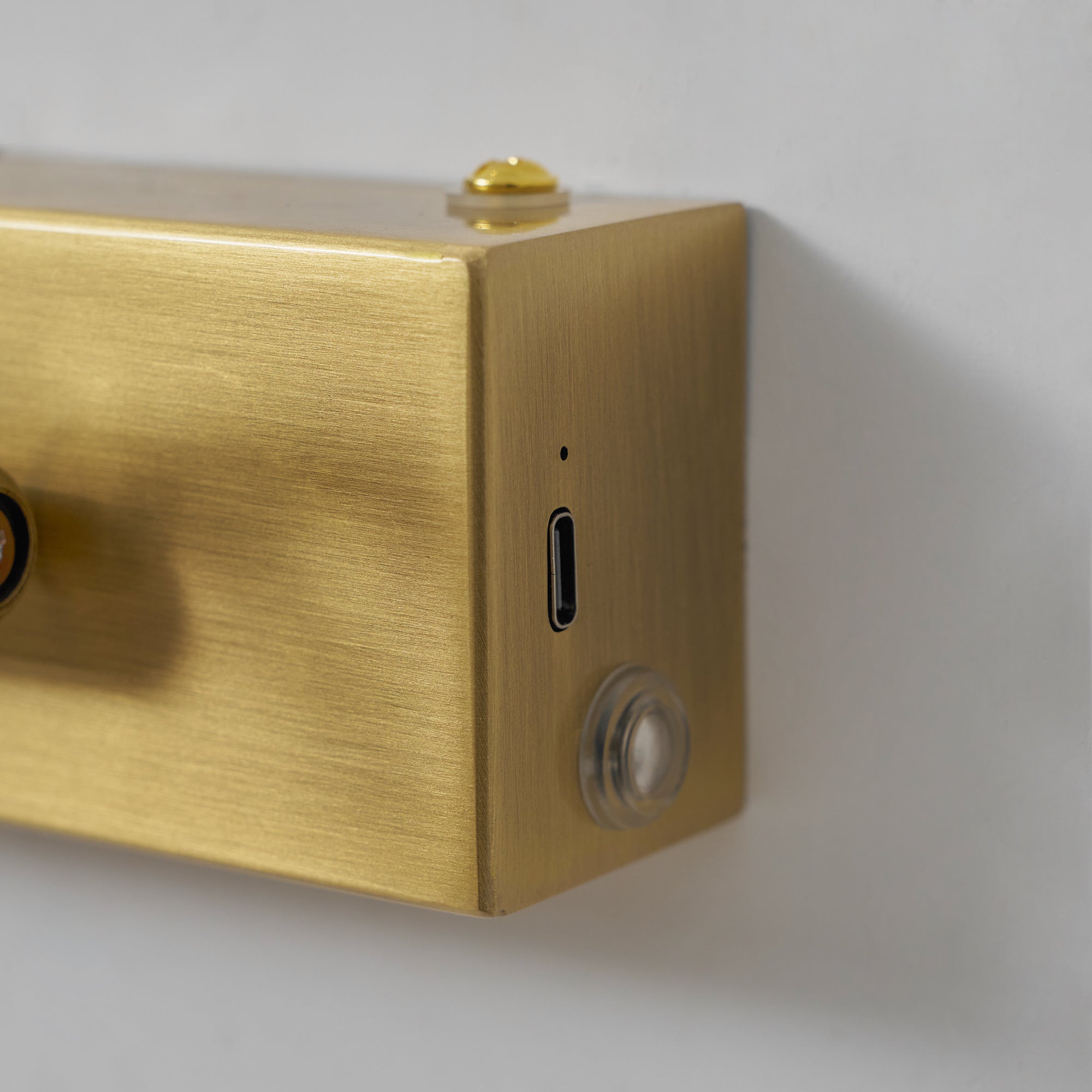 Three-color variable light demonstrated on the Alton lamp.