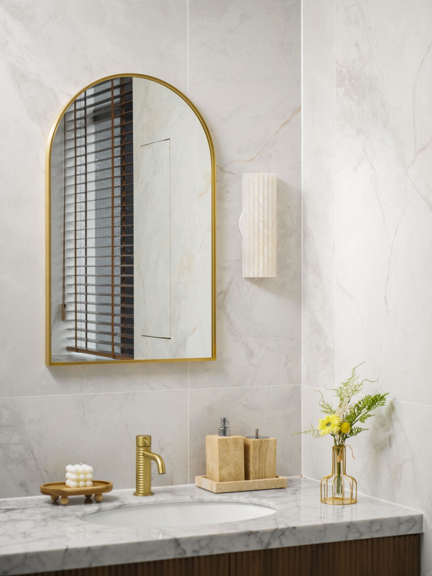 Deveny Alabaster Wall Lamp-Neutral Decor