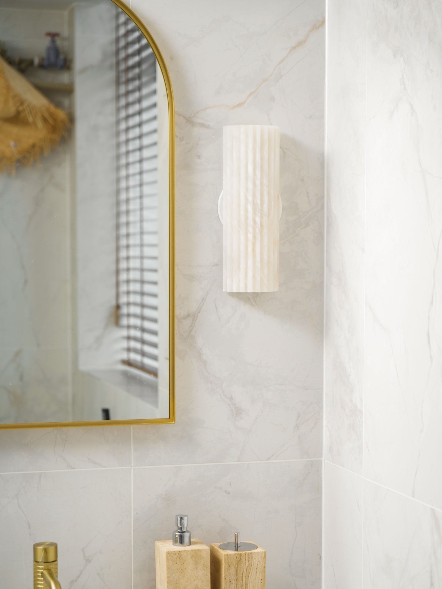Deveny Alabaster Wall Lamp-Neutral Decor