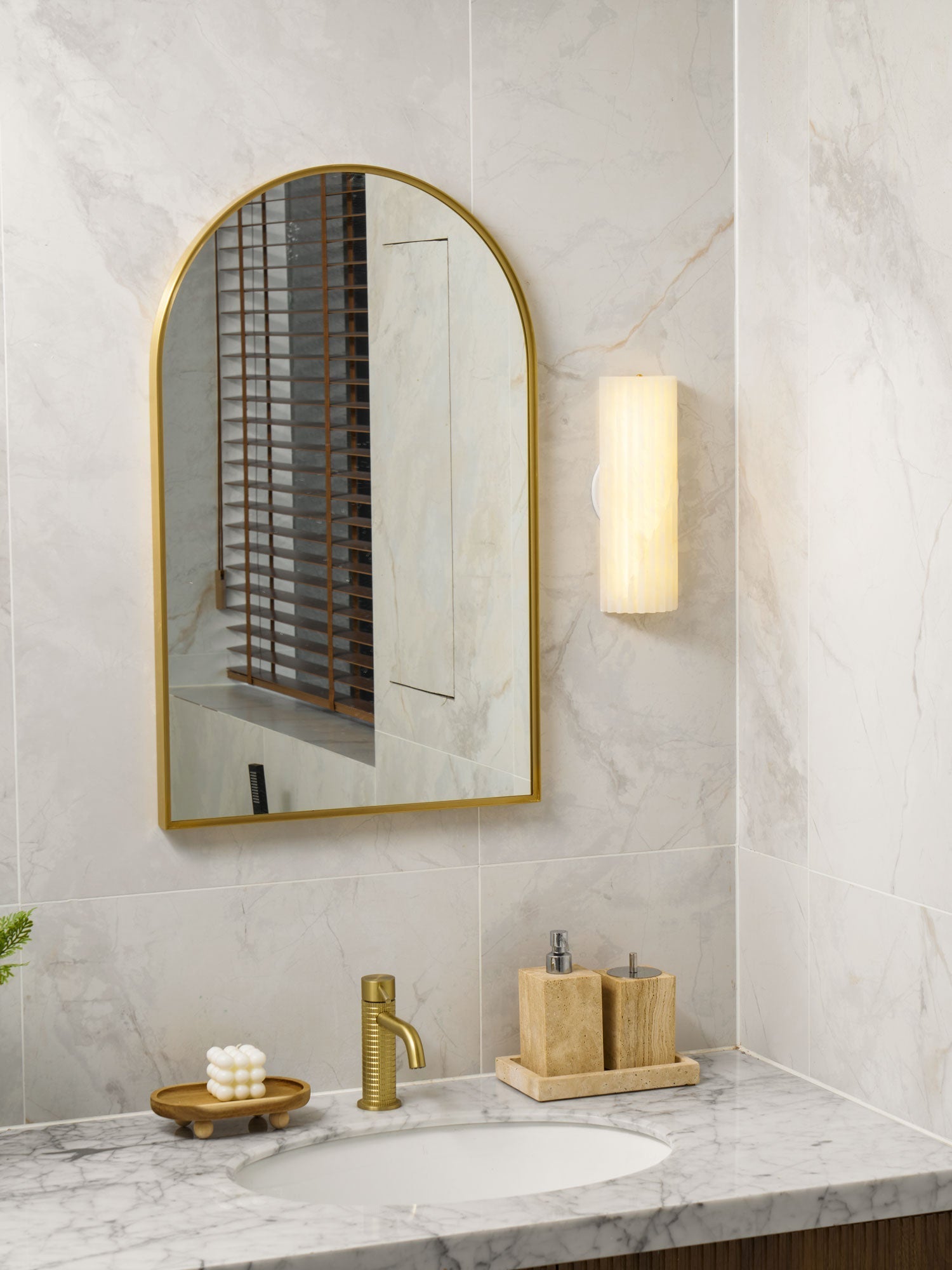 Deveny Alabaster Wall Lamp-Neutral Decor