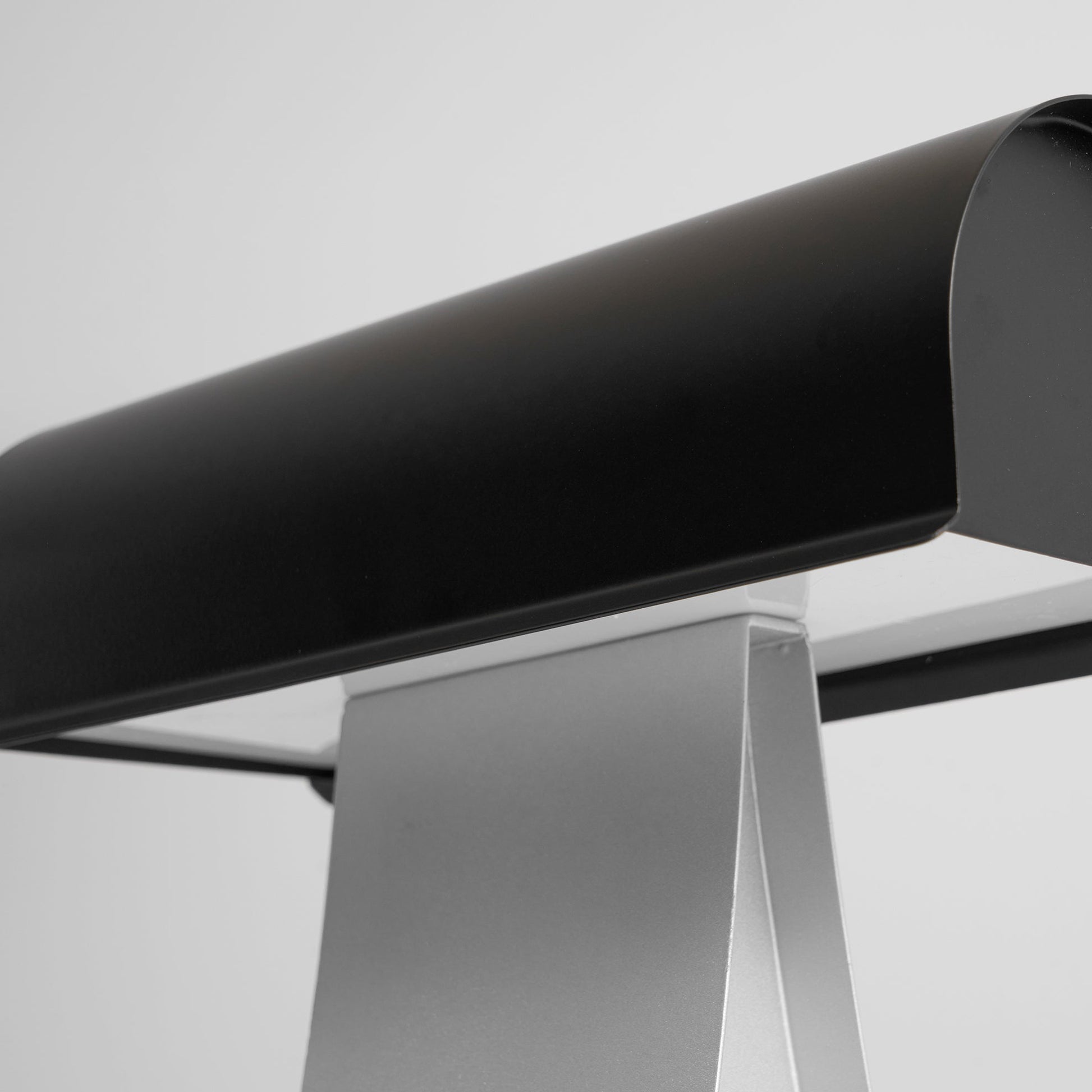 The lamp's 59-inch plug cord and connection details.