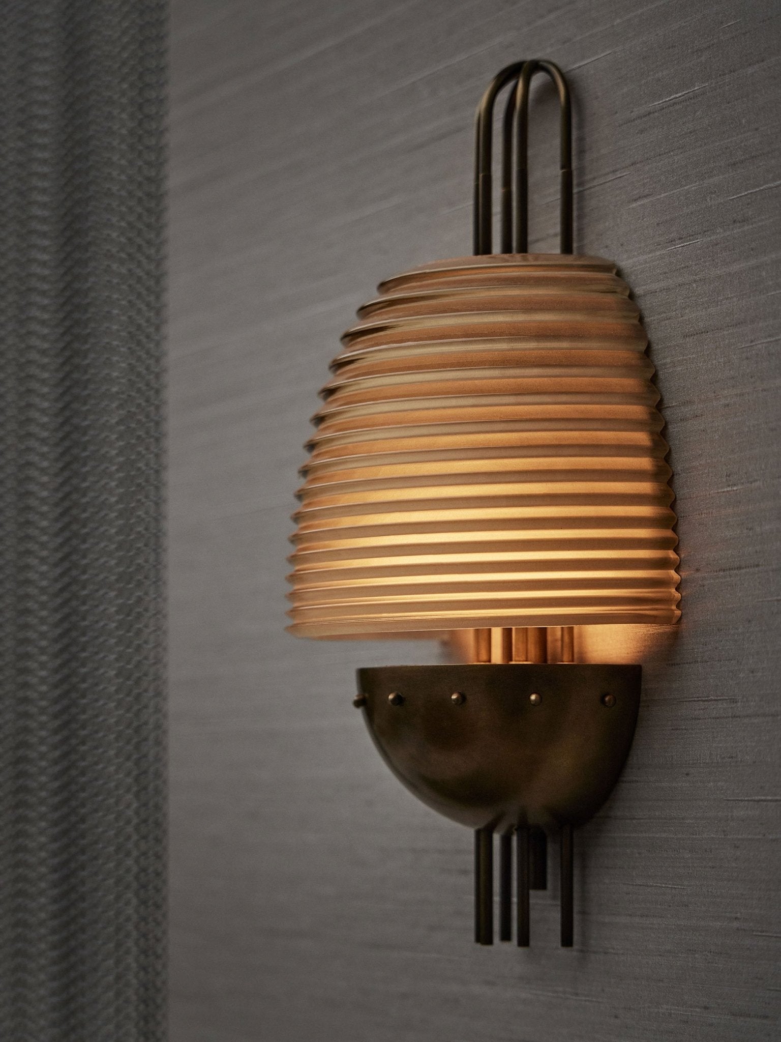 Brys Industrial Ribbed Brass Wall Lamp-Neutral Decor