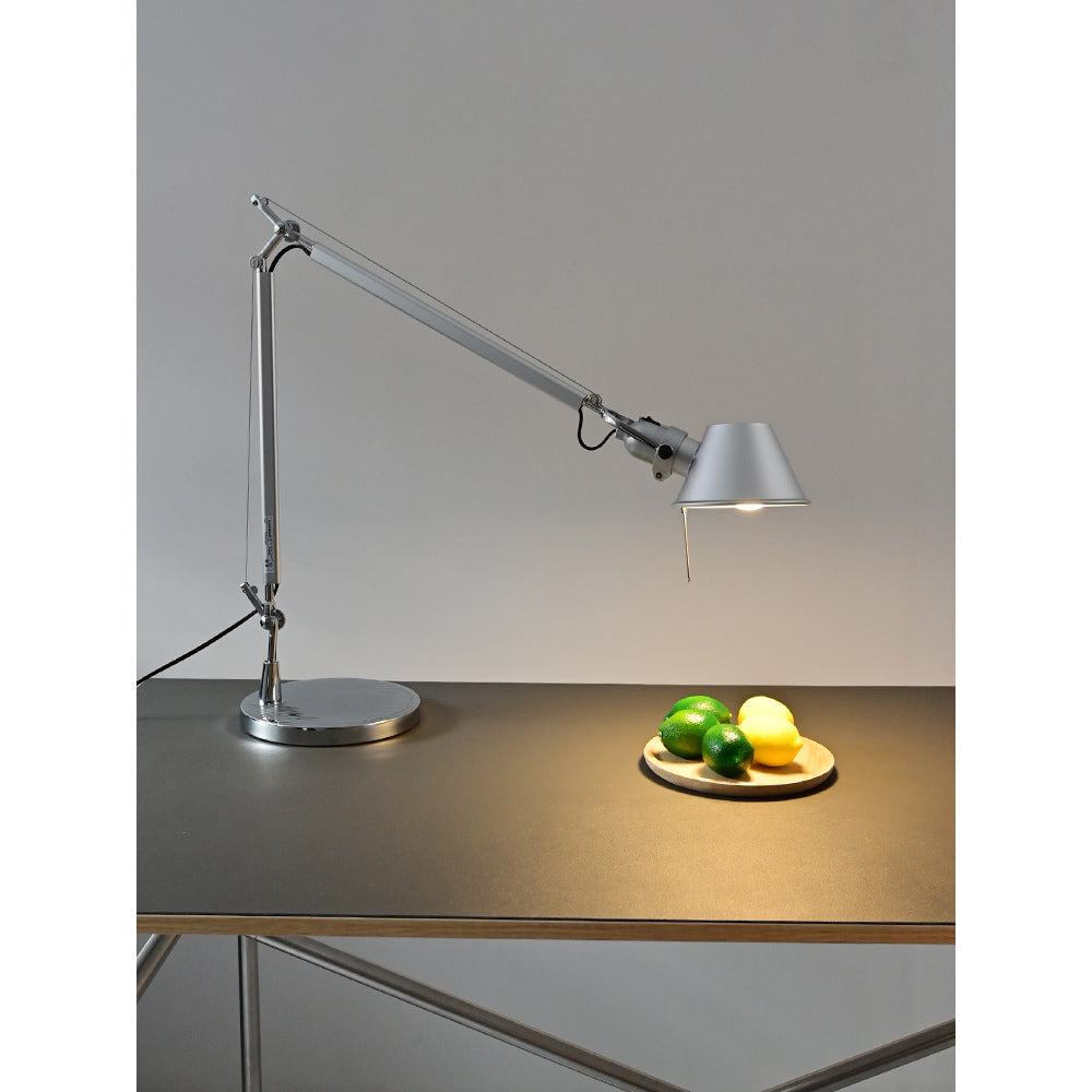 Side profile of the table-scale lamp.