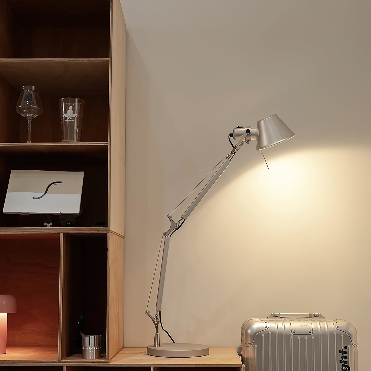 Full view of the floor-scale articulated lamp (72 cm).