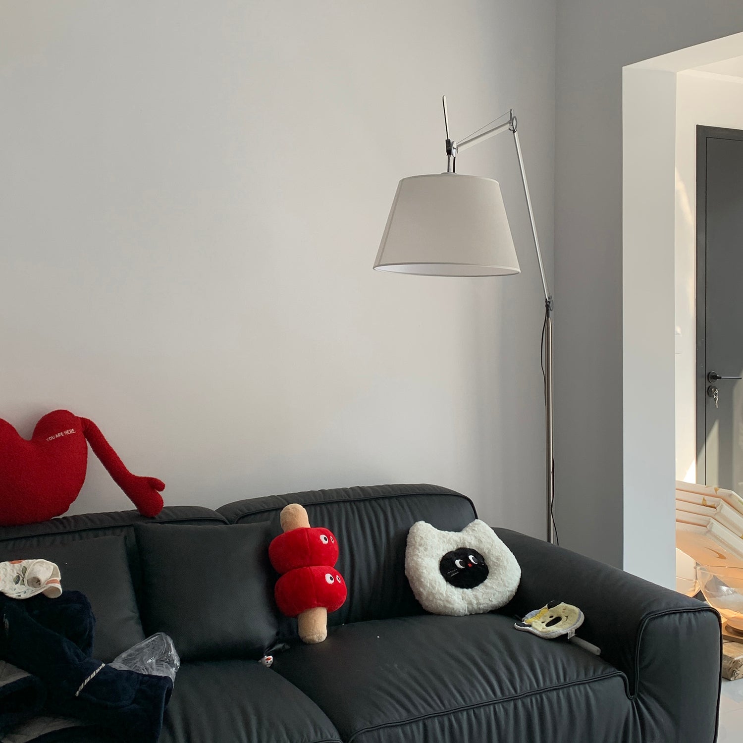 Full view of the largest size Costanza Floor Lamp.