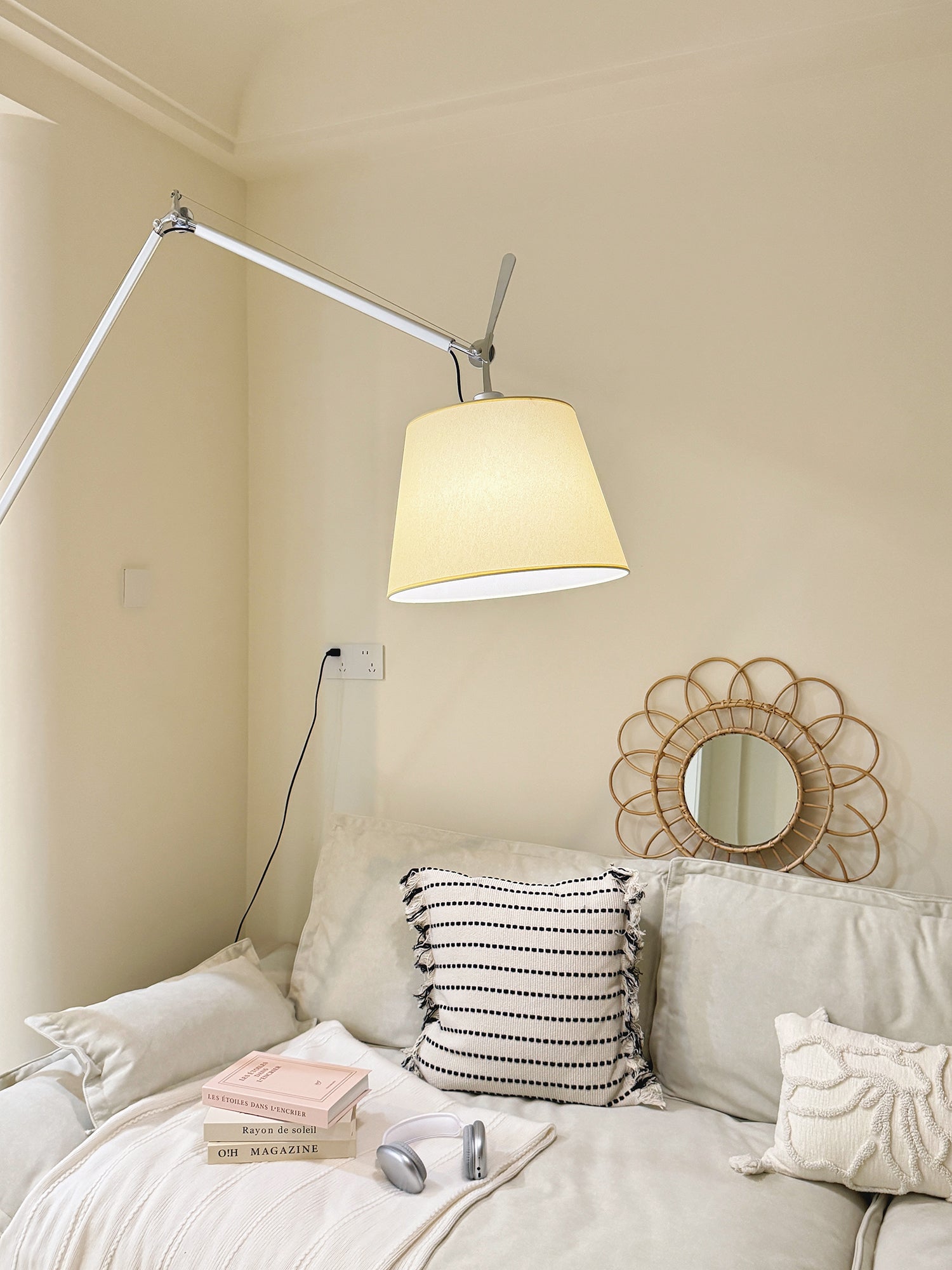 The aluminum body of the Costanza Floor Lamp reflecting light.