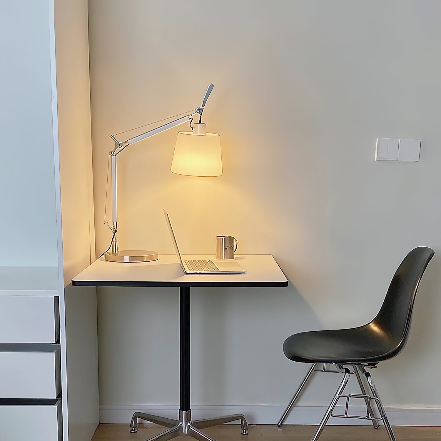 View of the lamp's power cord and plug.