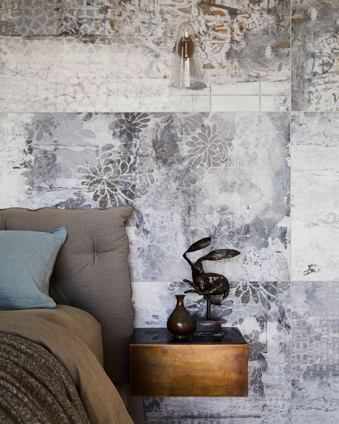 Conical Glass Wall Lamp-Neutral Decor